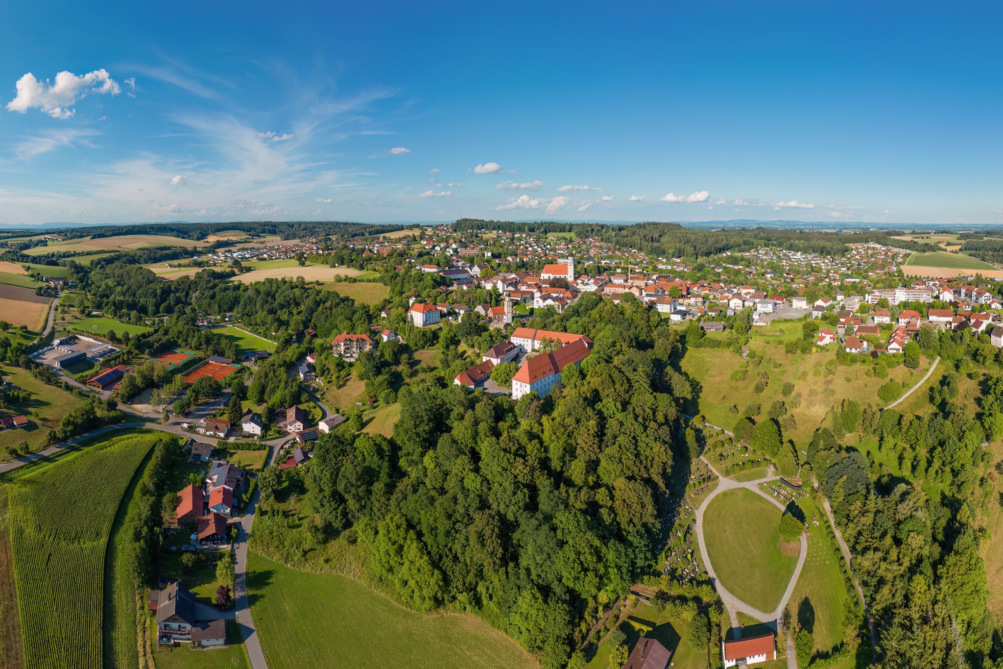 Luftbild Bad Griesbach, Schloss, Passau, Niederbayern - Luftbild von Bad Griesbach im Rottal, einer malerischen Stadt mit Schloss und weitläufiger Landschaft im Landkreis Passau, Niederbayern, Deutschland.