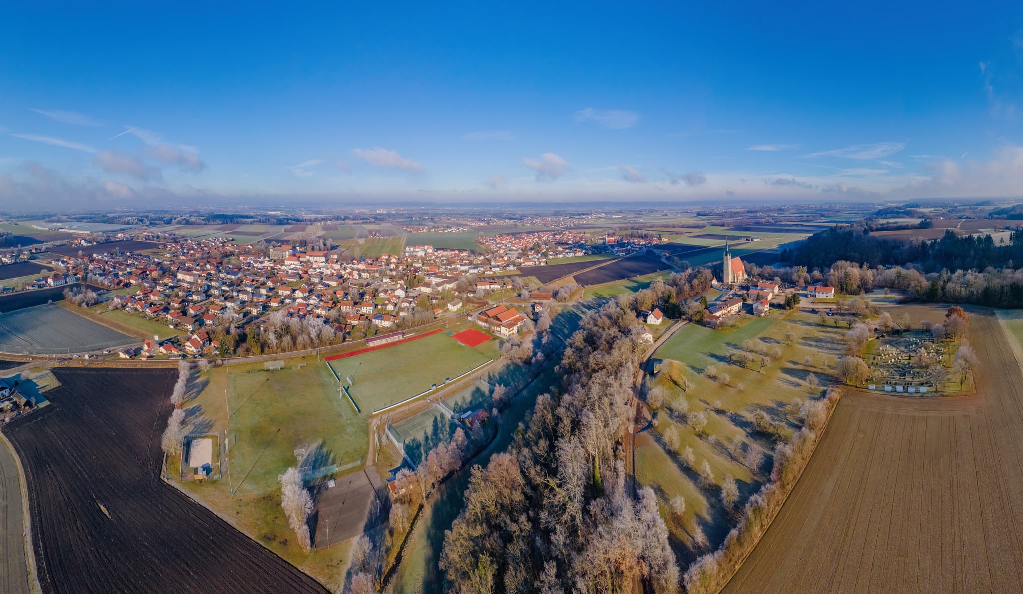 Luftbild Burgkirchen am Wald, Tüssling, Altötting - Luftbild von Burgkirchen am Wald, mit Sportanlagen, Kirche, Friedhof, Gemeinde T¸ssling, Bahnlinie M¸hldorf-Freilassing, Landkreis Altˆtting, Oberbayern