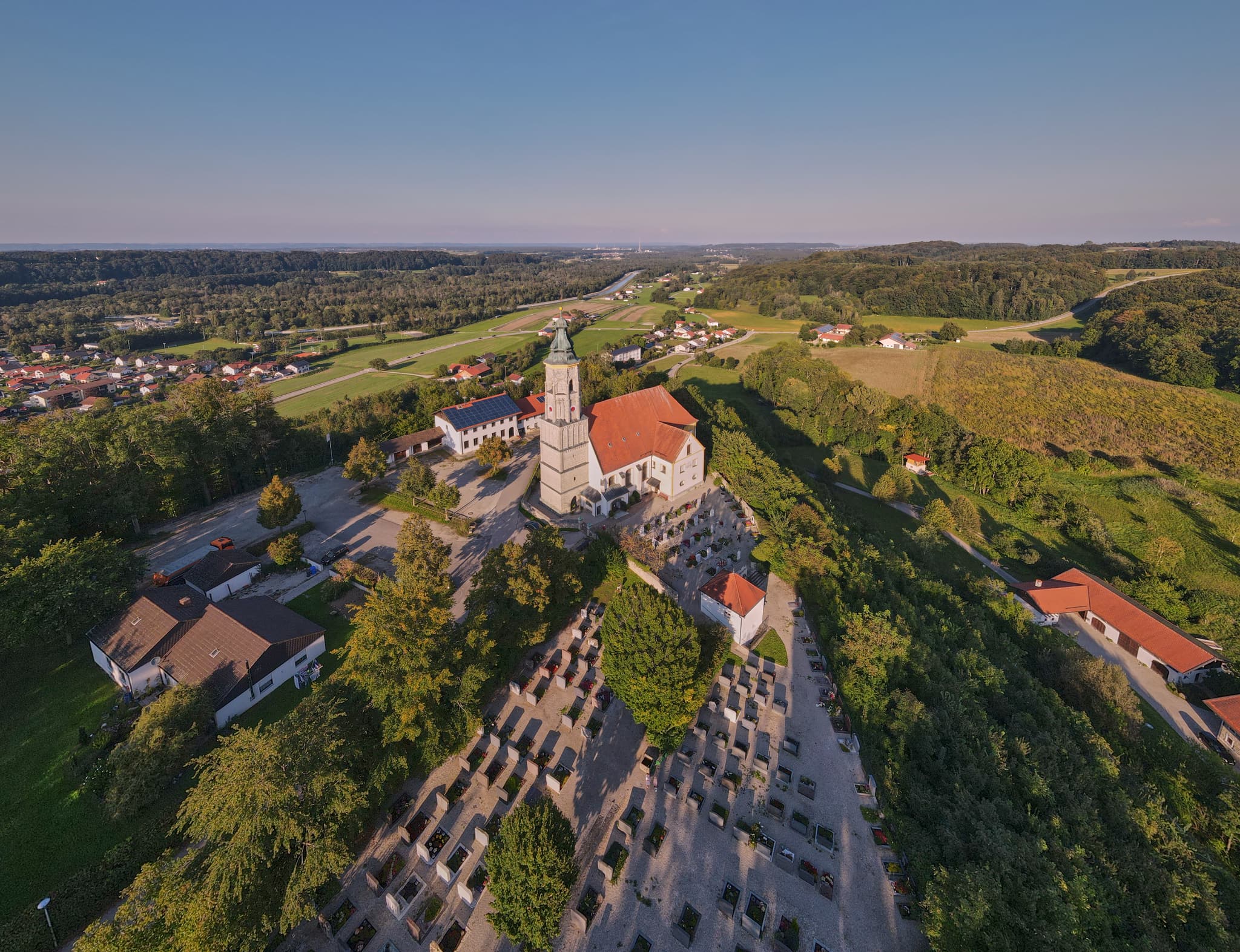 Luftbild der Kirche Margarethenberg, Oberbayern, Inn-Salzach - Luftbild Wallfahrtskirche Margarethenberg, Burgkirchen, Altötting, Oberbayern, Inn-Salzach, Deutschland. Kirche mit Friedhof auf Anhöhe.