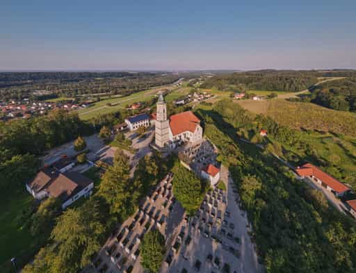 Luftbild der Kirche Margarethenberg, Oberbayern, Inn-Salzach