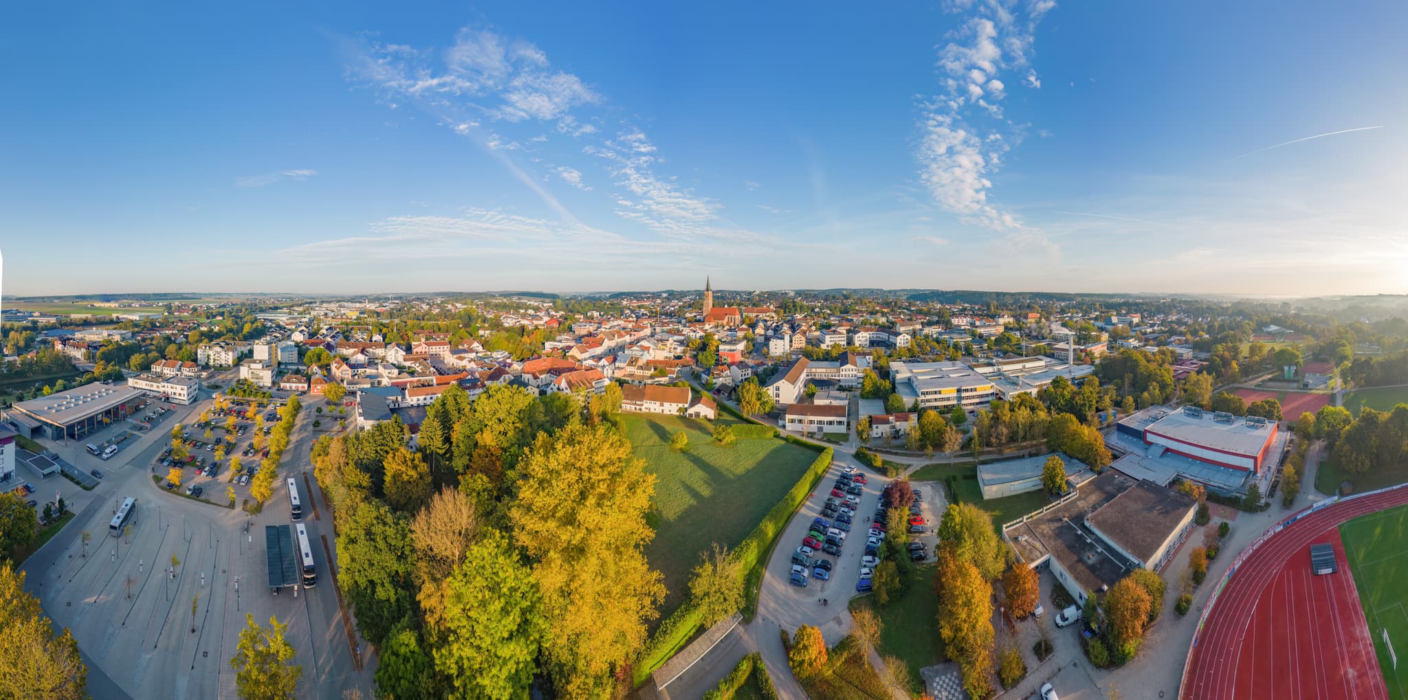 Luftbild Eggenfelden, Panorama Rottal-Inn, Niederbayern - Luftbild von Eggenfelden im Landkreis Rottal-Inn, Niederbayern. Die Aufnahme zeigt die Stadt im Holzland mit Gebäuden  Grünflächen, Busparkplatz, Schulzentrum.