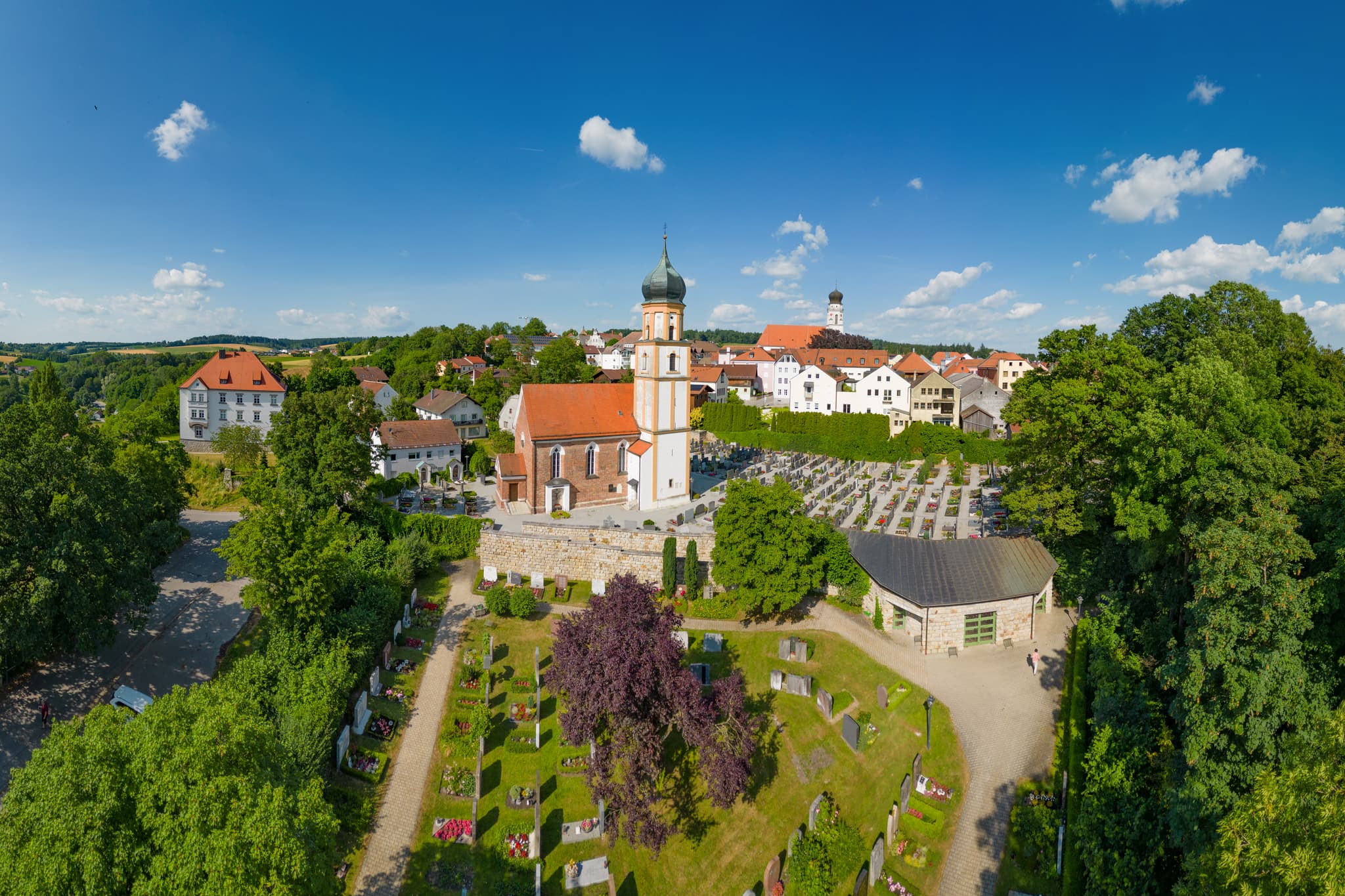Luftbild Friedhofskirche St. Michael, Bad Griesbach, Passau - Friedhofs der St. Michael Kirche in Bad Griesbach, Passau, Niederbayern, Bayern. Das Bild zeigt die Kirche, den umliegenden Friedhof.