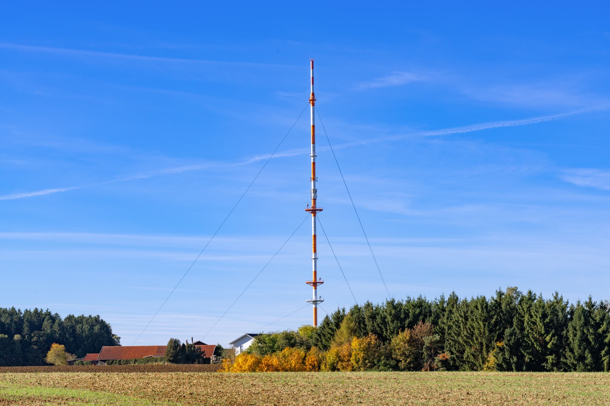 Luftbild Funkturm Rottenstuben, Rottal-Inn, Niederbayern - Funkturm in Rottenstuben, Hebertsfelden, umgeben von Feldern und Wäldern im Landkreis Rottal-Inn, Niederbayern. Das Holzland in Deutschland bei blauem Himmel.