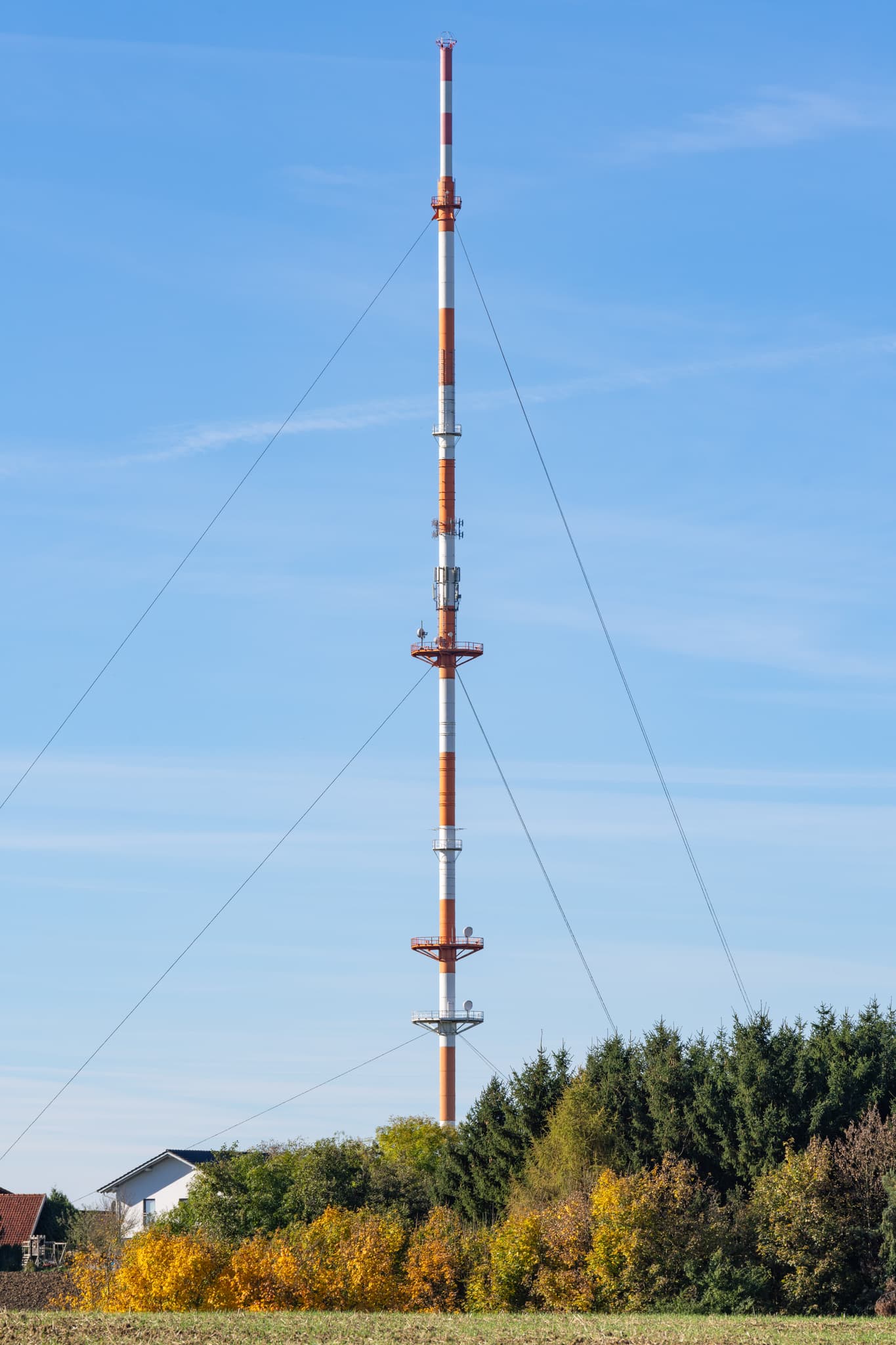Luftbild Funkturm Rottenstuben, Rottal-Inn, Niederbayern - Funkturm in Rottenstuben, Hebertsfelden, umgeben von Feldern und Wäldern im Landkreis Rottal-Inn, Niederbayern. Das Holzland in Deutschland bei blauem Himmel.