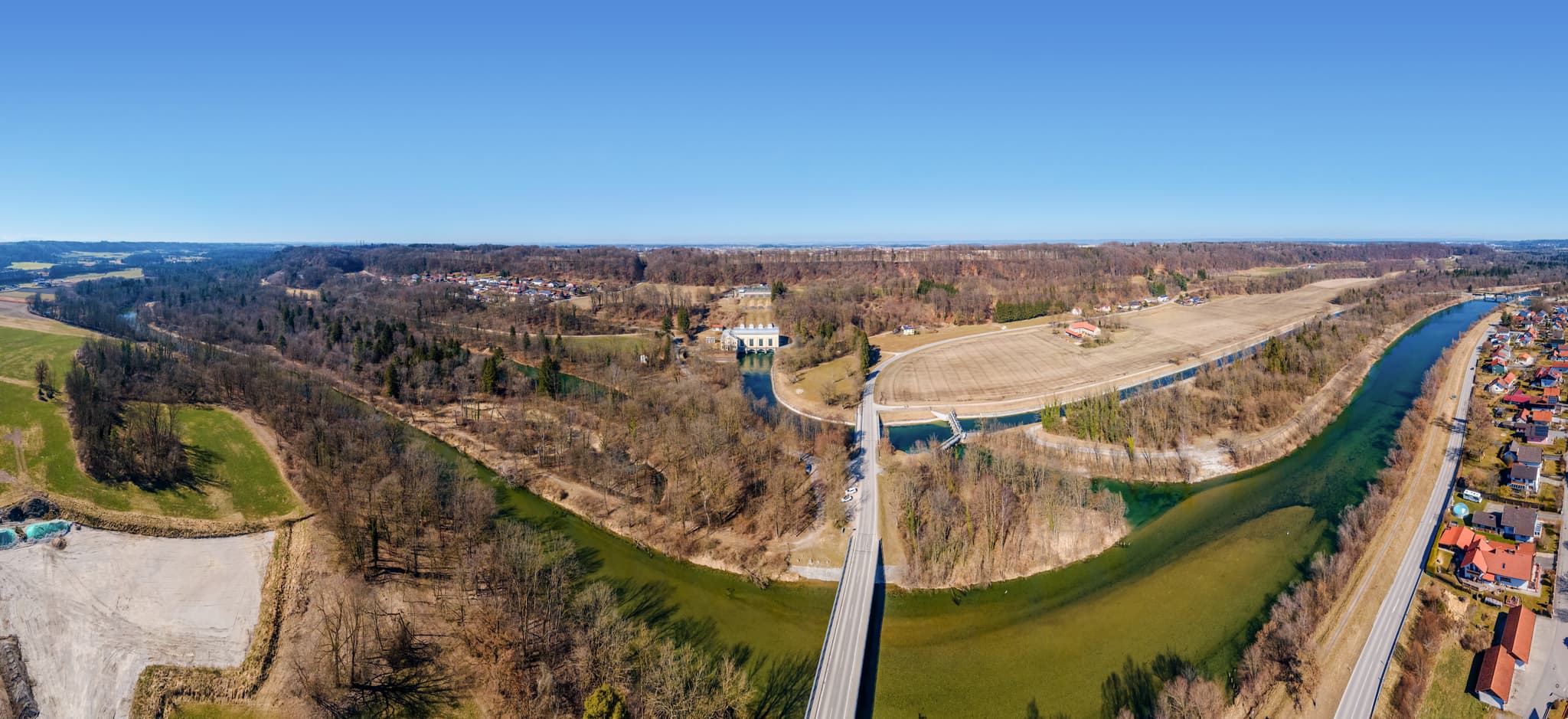 Luftbild Hirten Alzlandschaft und Kraftwerk, Oberbayern - Luftbild vom Alzkraftwerk bei Hirten, Burgkirchen, Landkreis Altötting, Oberbayern. Die Alz prägt die Landschaft in der Region Inn-Salzach, Deutschland.