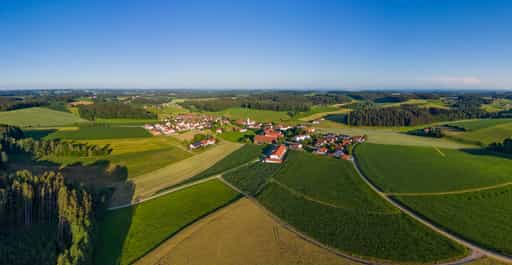 Luftbild im Juni 2022, Erlbach, Lkr. Altötting, Oberbayern