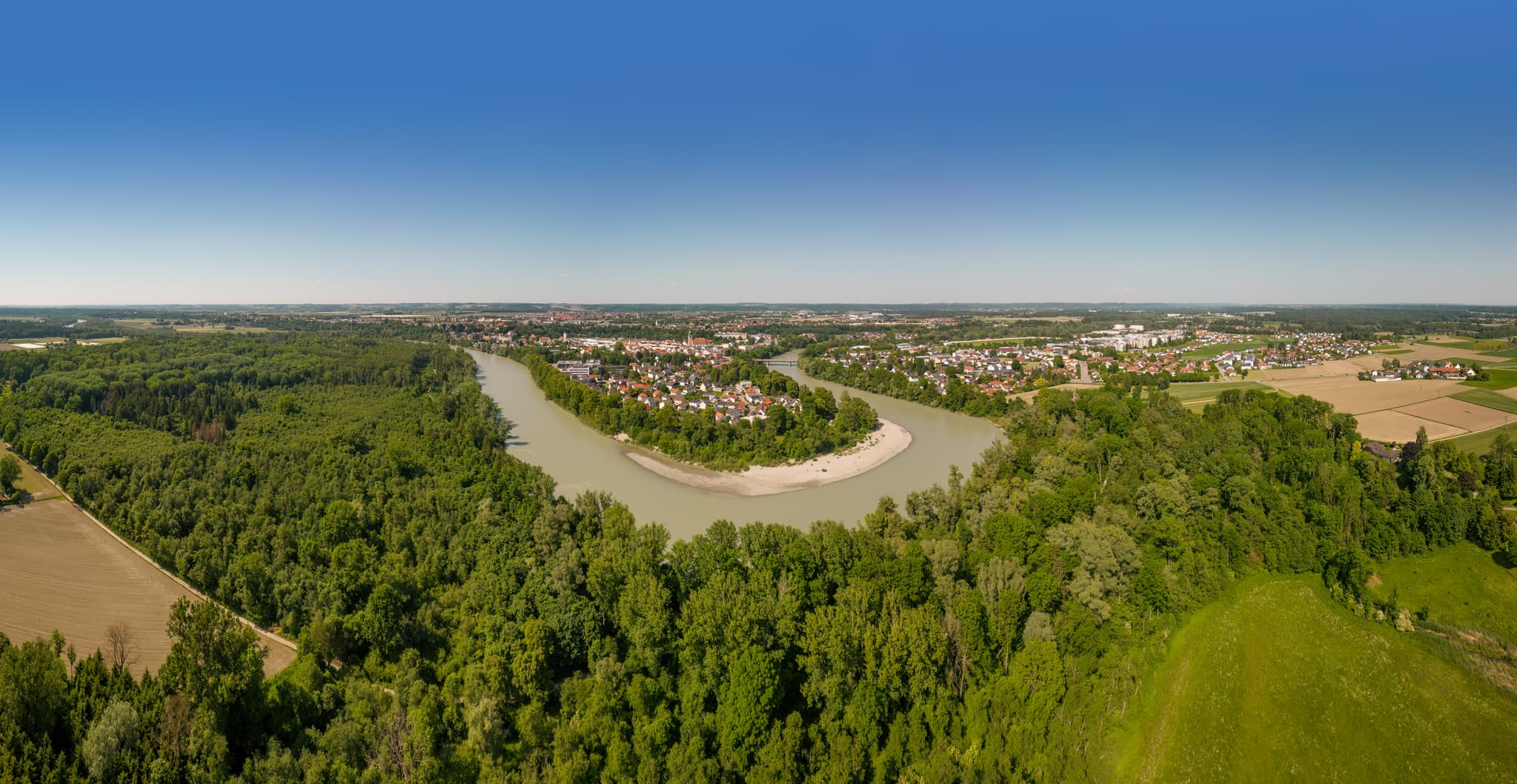 Luftbild Inn Mühldorf Stadt, Oberbayern, Inn-Salzach - Panoramisches Luftbild Mühldorf am Inn, Oberbayern. Es zeigt die Stadt, Wälder, Felder. Vom Naturerlebnisweg Innaue in der Region Inn-Salzach, Deutschland.