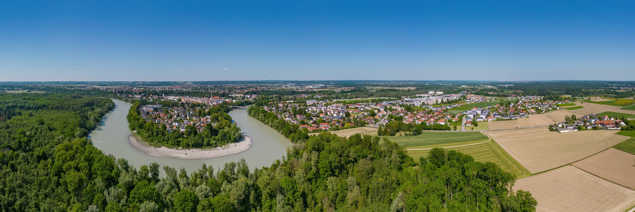 Luftbild Inn, Stadt Mühldorf, Oberbayern, Inn-Salzach - Dieses Luftbild zeigt die Stadt Mühldorf am Inn in Oberbayern, mit dem malerischen Inn, der sich durch die Landschaft schlängelt.