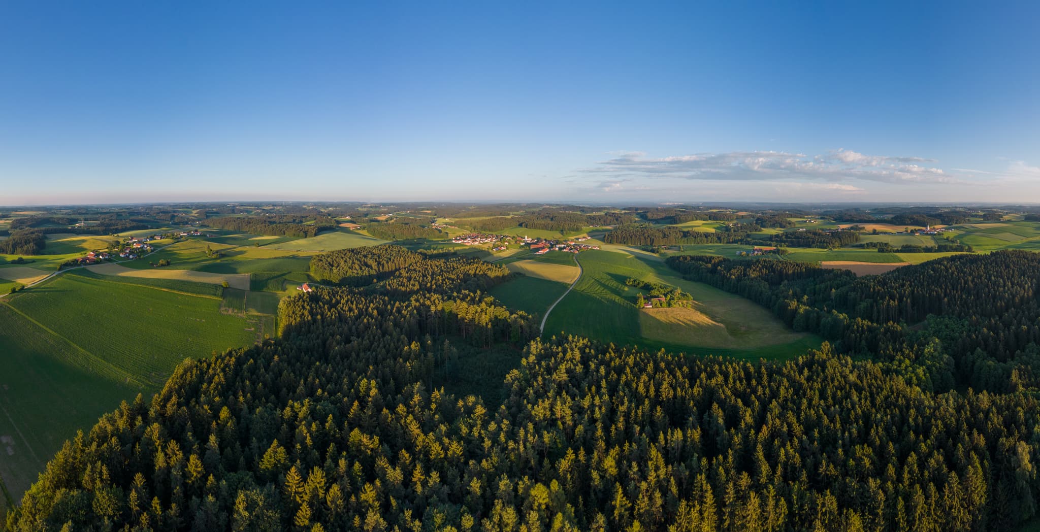 Luftbild Juni 2022, Erlbach, Altötting, Oberbayern - Waldgebiet, Felder und Landschaft von Erlbach, Altötting, Oberbayern, Deutschland. Luftaufnahme im Sommer.