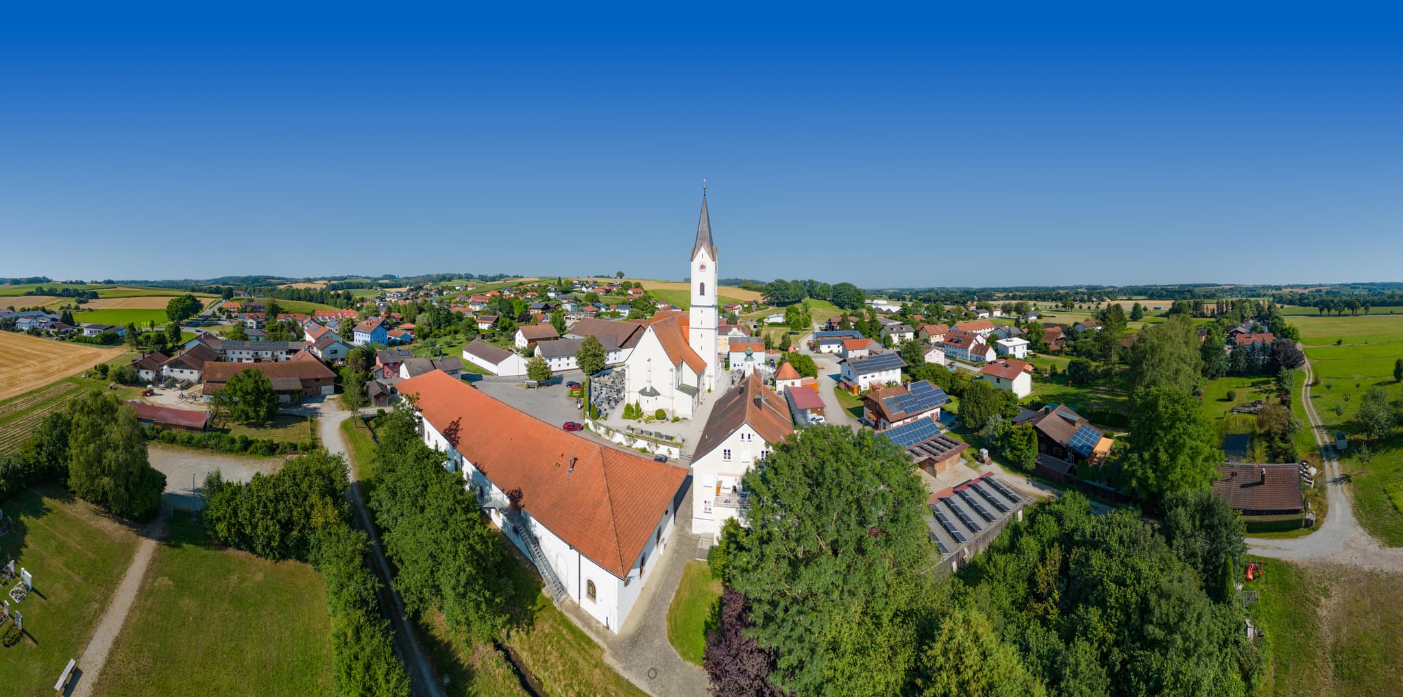 Luftbild Karpfham, Bad Griesbach, Passau, Bäderdreieck - Luftbild von Karpfham, einem Ortsteil von Bad Griesbach im Rottal, Landkreis Passau, Niederbayern. Die Ortschaft liegt malerisch im Bäderdreieck