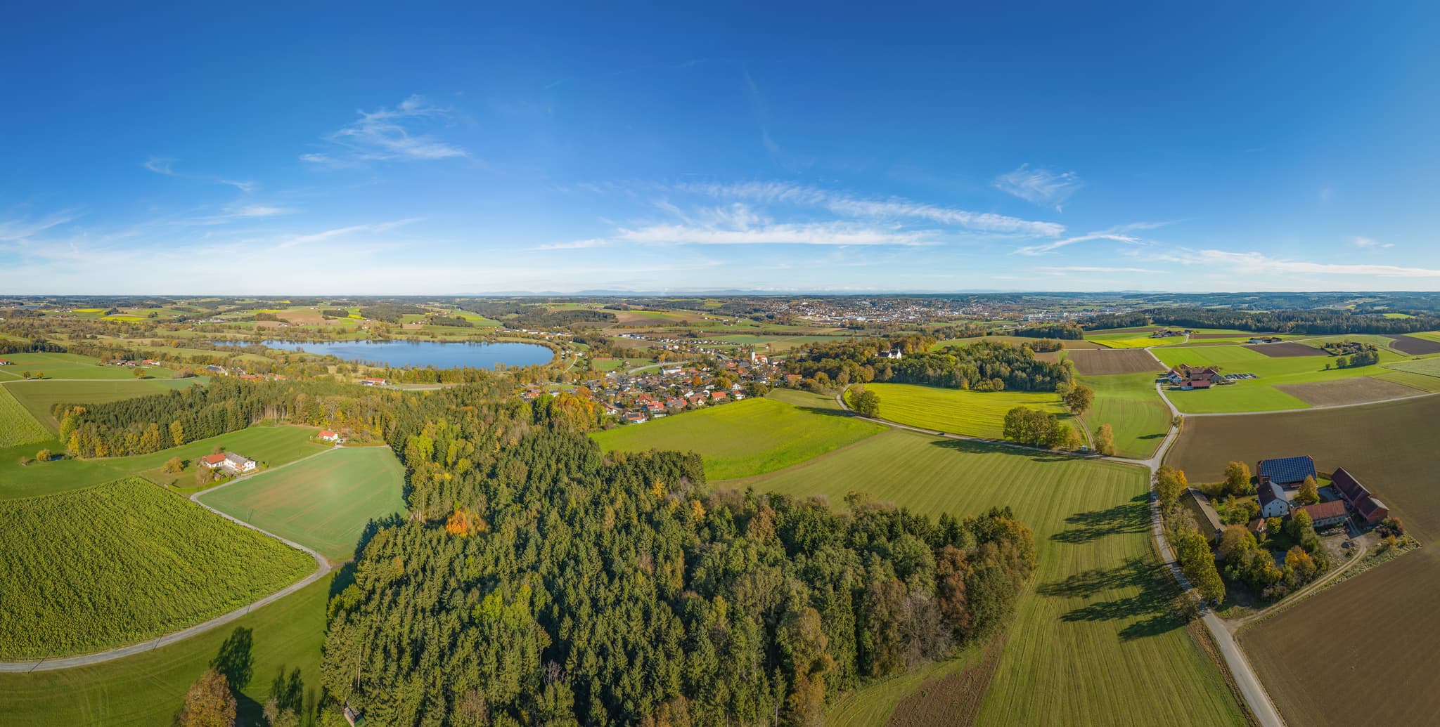 Luftbild Landschaft Stausee, Rottal-Inn, Niederbayern - Luftbildaufnahme des Stausees und der umliegenden Landschaft bei Postmünster im Landkreis Rottal-Inn, Niederbayern, zeigt das Holzland mit Feldern und Wald.