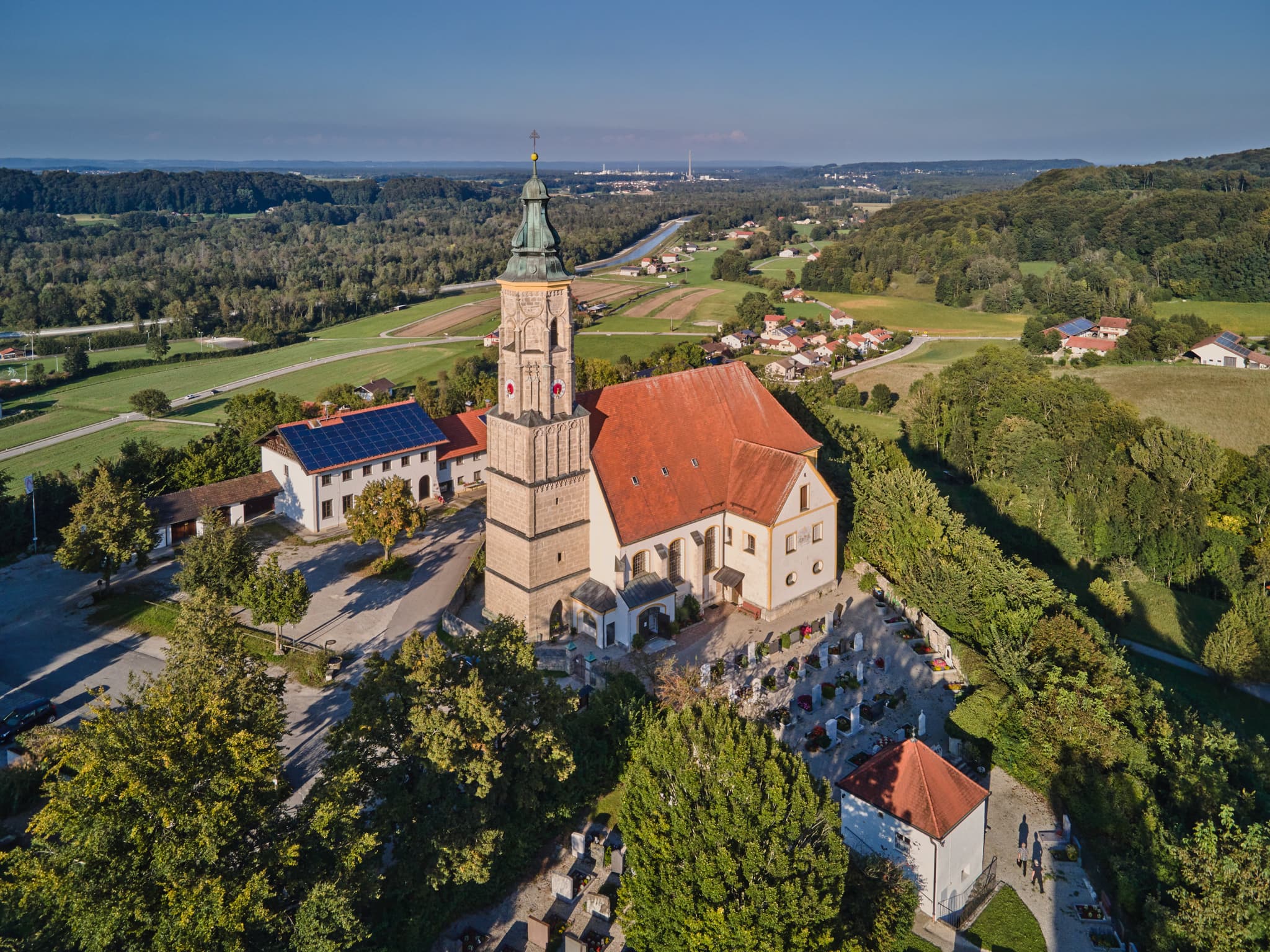 Luftbild Margarethenberg, Altötting, Oberbayern, Inn-Salzach - Luftbild Margarethenberg, Burgkirchen, Altötting, Oberbayern, Inn-Salzach, Deutschland. Zeigt Kirche und Friedhof, ländliche Bebauung, Felder.