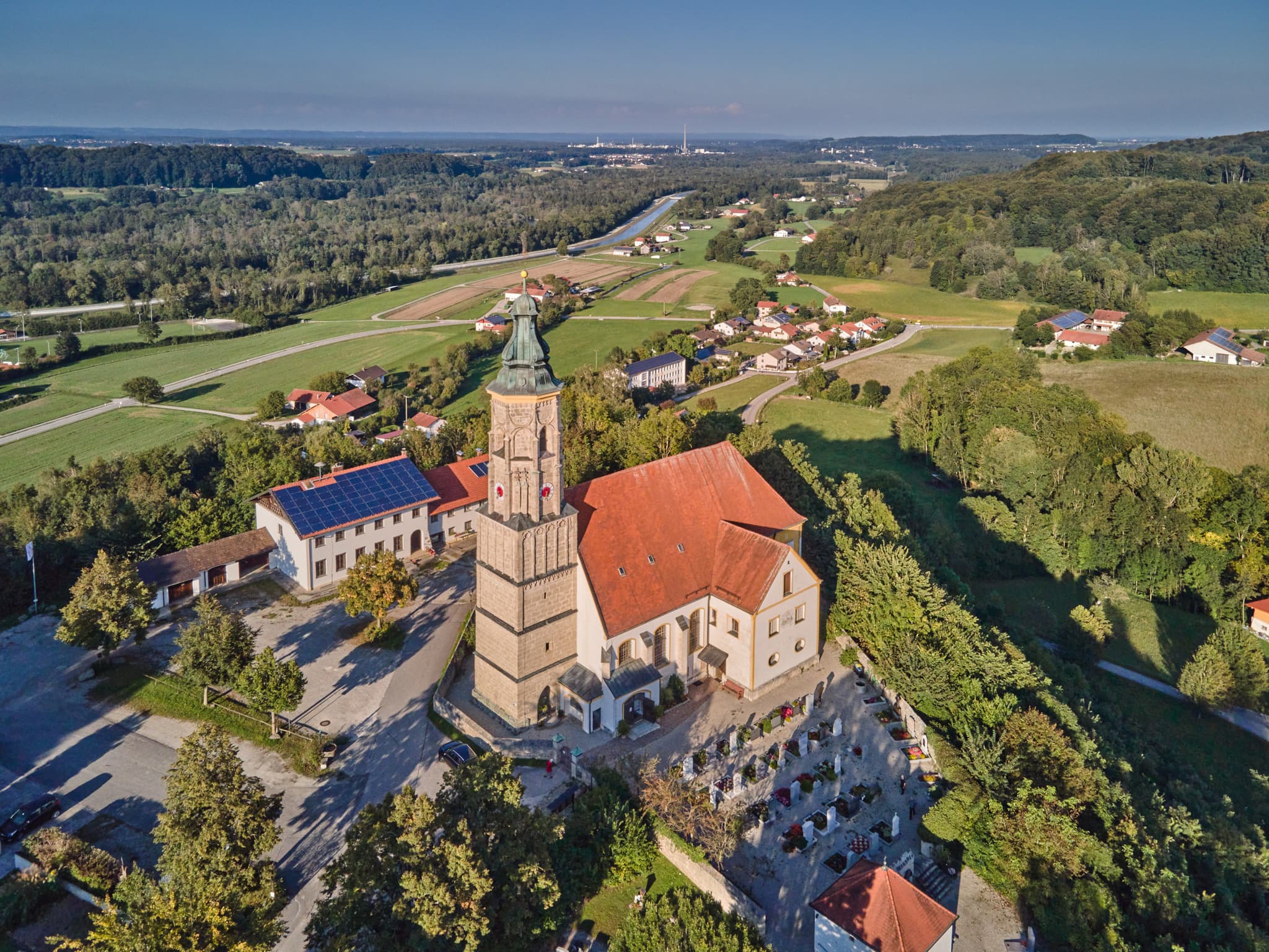 Luftbild Margarethenberg, AÖ, Oberbayern, Inn-Salzach - Luftbild Margarethenberg, Burgkirchen, Landkreis Altötting, Oberbayern, Inn-Salzach. Kirche St. Margarethen, Friedhof, Häuser, Felder, Wälder, Fernblick.