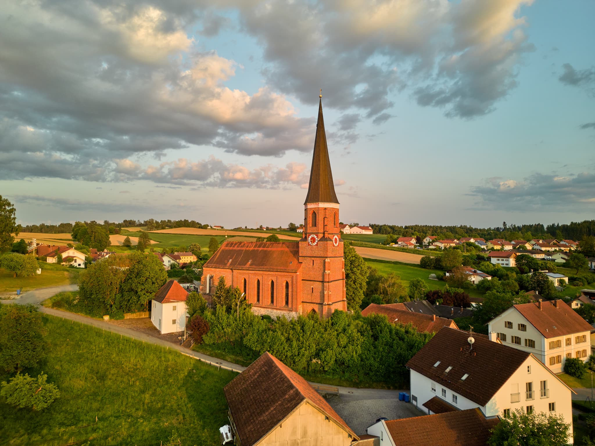 Luftbild mit Pfarrkirche St. Rupert, Hirschhorn, Rottal-Inn - Pfarrkirche St. Rupert in Hirschhorn, Wurmannsquick, Rottal-Inn, Niederbayern. Ländliche Szenerie im Holzland, Deutschland, mit Feldern und Häusern.