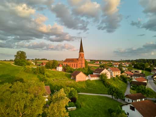 Luftbild mit Pfarrkirche St. Rupert, Hirschhorn, Rottal-Inn
