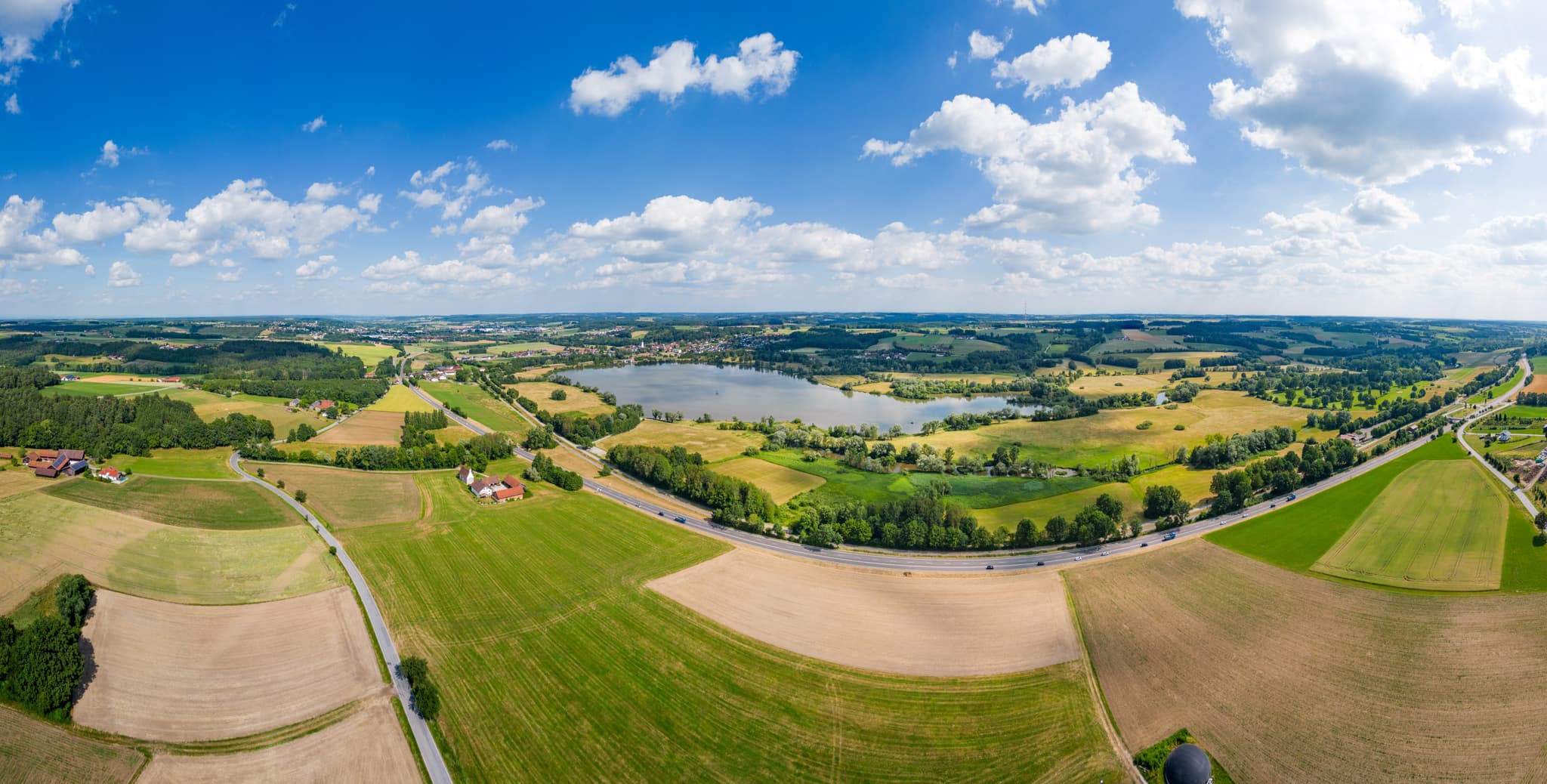 Luftbild Rottauensee Stausee, Rottal-Inn, Niederbayern - Rottauensee nahe Postmünster. Die Aufnahme zeigt die Landschaft im Landkreis Rottal-Inn, Niederbayern, Deutschland, Teil des Bäderdriecks.