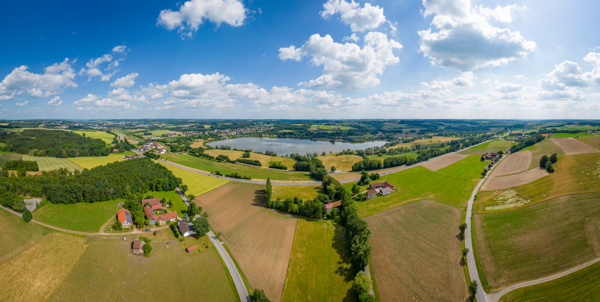 Luftbild Rottauensee Stausee, Rottal-Inn, Niederbayern - Panorama Luftbild des Rottauensee Stausees bei Postmünster im Landkreis Rottal-Inn, Niederbayern. Die ländliche Landschaft des Bäderdreiecks in Deutschland.