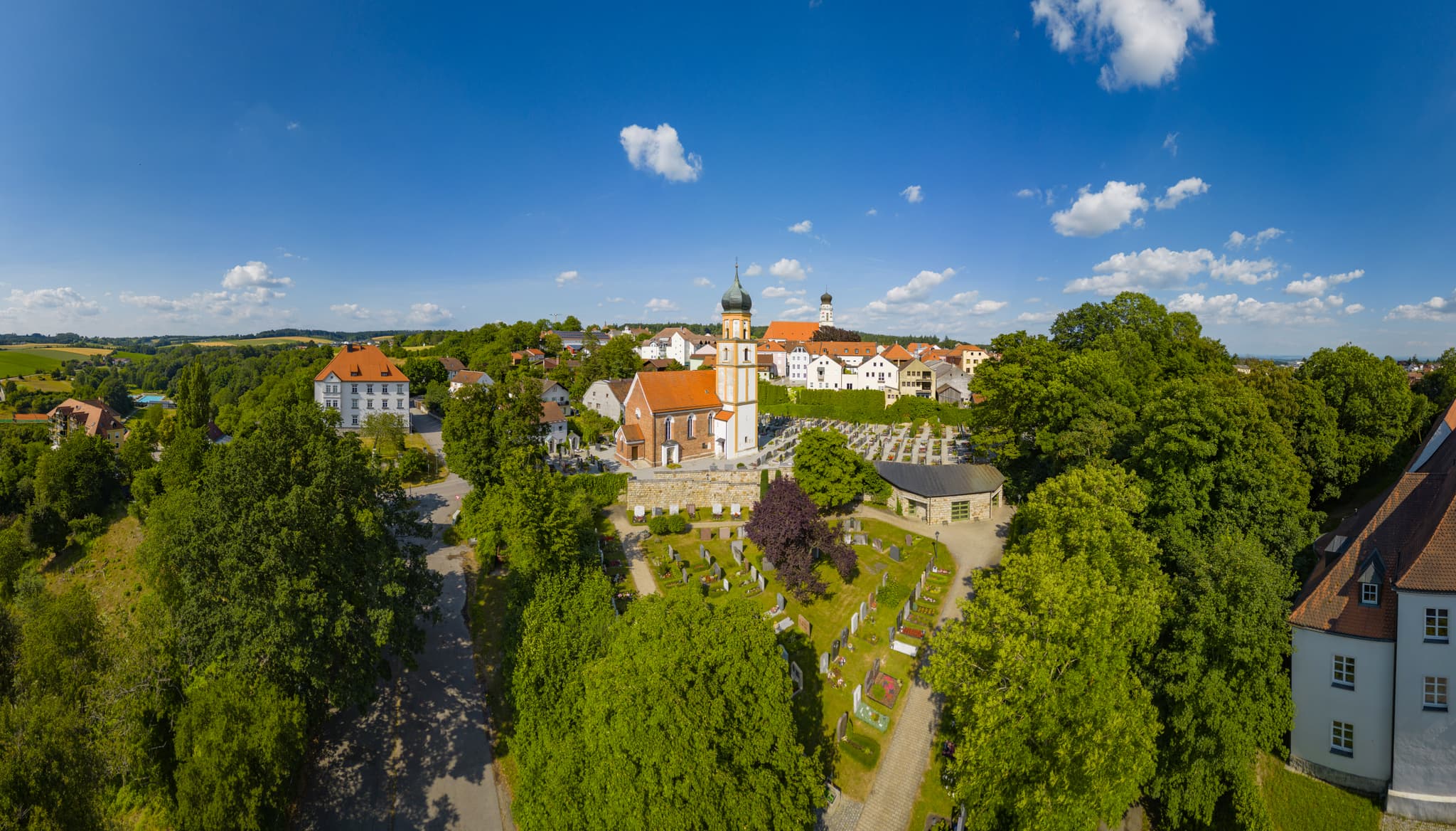 Luftbild St. Michael, Bad Griesbach, Passau - Stadt Bad Griesbach mit Kirche St. Michael. Das Bild zeigt die Kirche, den Friedhof und die umliegende Landschaft, Passau, Niederbayern, Bayern, Deutschland.