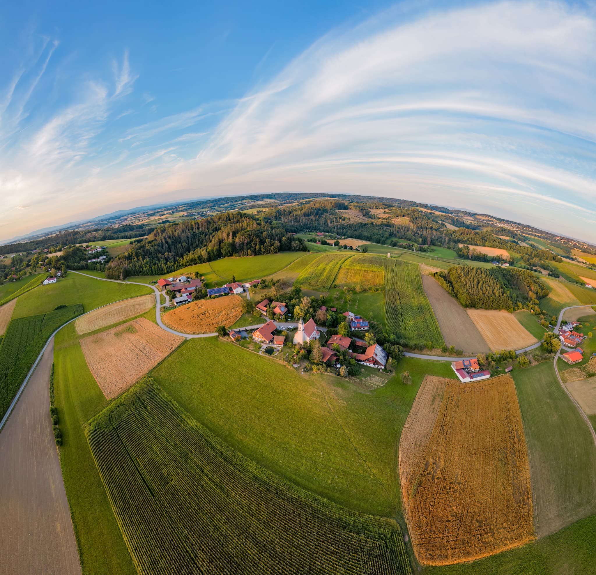 Luftbild St. Wolfgang, Bad Griesbank, Landkreis Passau - St. Wolfgang, Bad Griesbach, Gemeinde im Landkreis Passau, Niederbayern, Donau-Wald, Deutschland. Gewölbtes Luftbild.