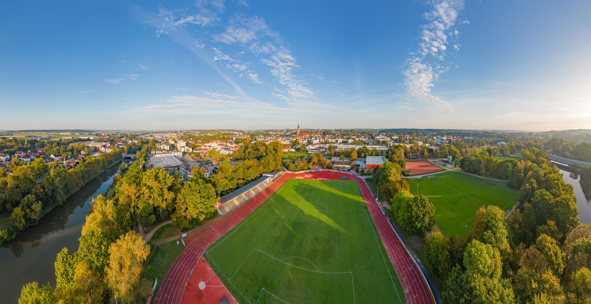 Luftbild Stadt Eggenfelden, Rottal-Inn, Niederbayern - Luftbild der Stadt Eggenfelden im Landkreis Rottal-Inn, Niederbayern, Deutschland. Zeigt Flusslauf, Sportplätze und die weitläufige Stadtlandschaft im Holzland.