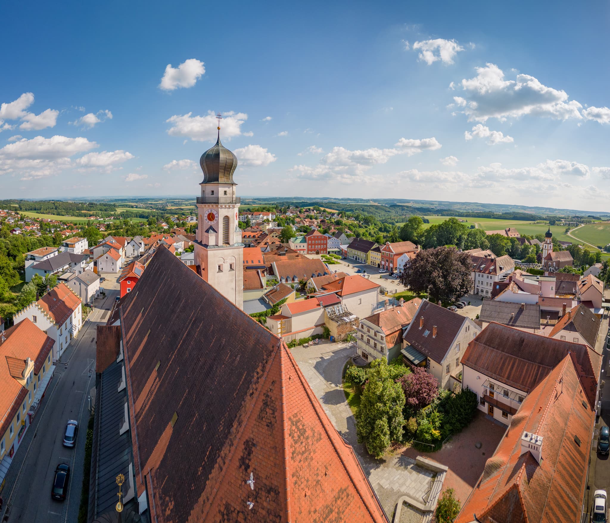 Luftbild Stadtpfarrkirche Bad Griesbach, Niederbayern - Luftaufnahme der Stadtpfarrkirche Heilige Familie in Bad Griesbach, Landkreis Passau, Niederbayern, Deutschland. Historische Stadt im Bäderdreieck.