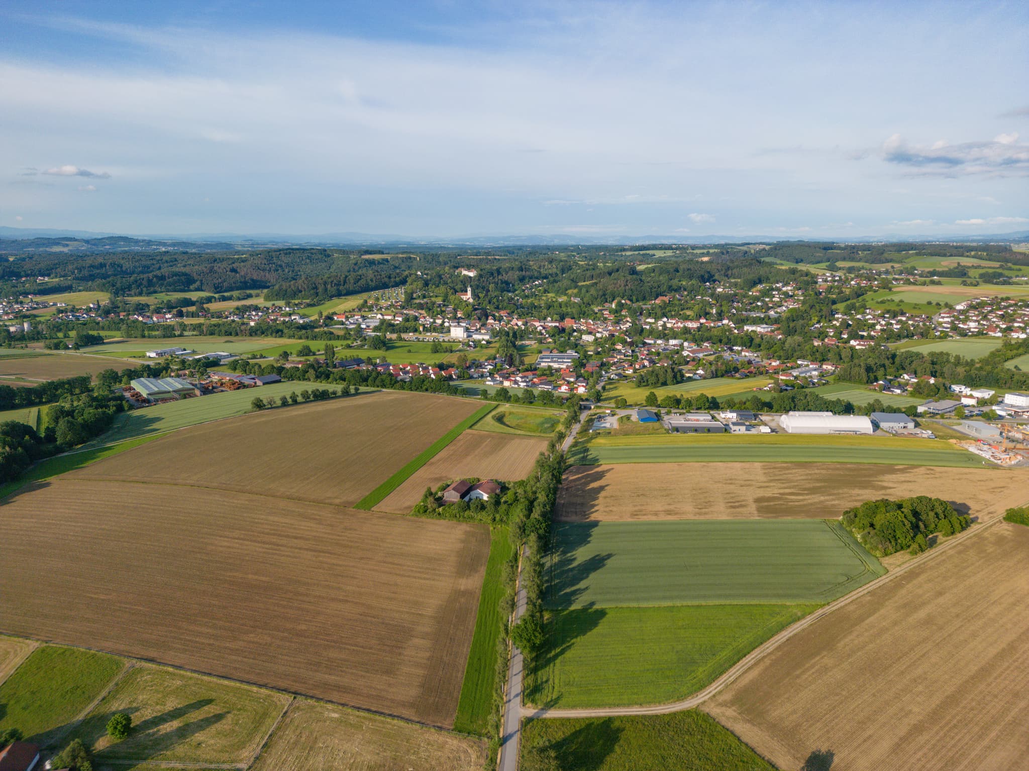 Luftbild Zell bei Ortenburg, Passau, Niederbayern - Beeindruckendes Luftbild der Gemeinde Zell bei Ortenburg im Landkreis Passau, Niederbayern. Die Aufnahme zeigt die malerische Landschaft der Region Donau-Wald.