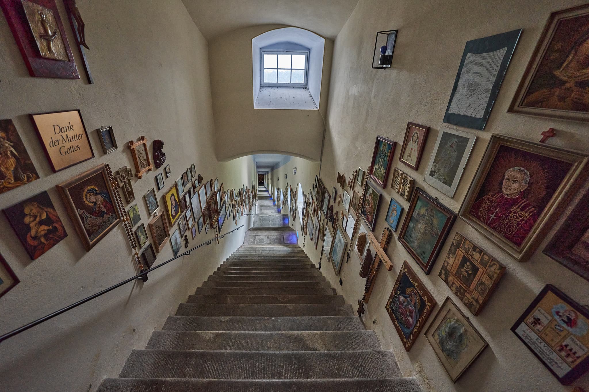 Marien-Wallfahrerst Innstadt Mariahilf, Passau, Niederbayern - Bild zeigt eine Treppe mit vielen Marien-Bildern in der Wallfahrtsstiegee Innstadt Mariahilf, Gemeinde Innstadt, Landkreis Passau, Niederbayern, Deutschland.