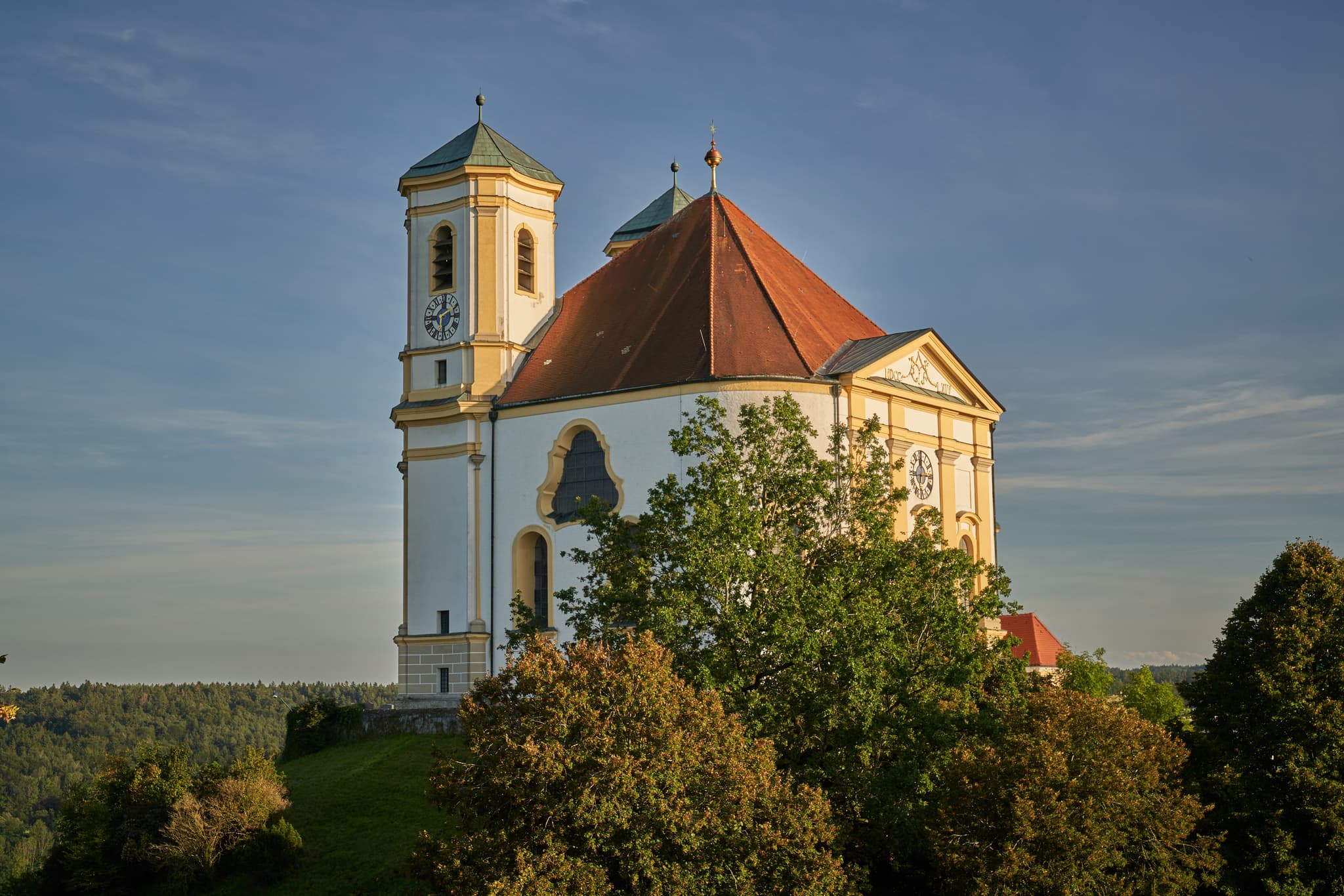 Marienberg Außen, Burghausen, Altötting, Oberbayern - Ansicht der Wallfahrtskirche St. Maria Himmelfahrt auf dem Marienberg in Burghausen, Landkreis Altötting, Oberbayern, Region Inn-Salzach, Deutschland.