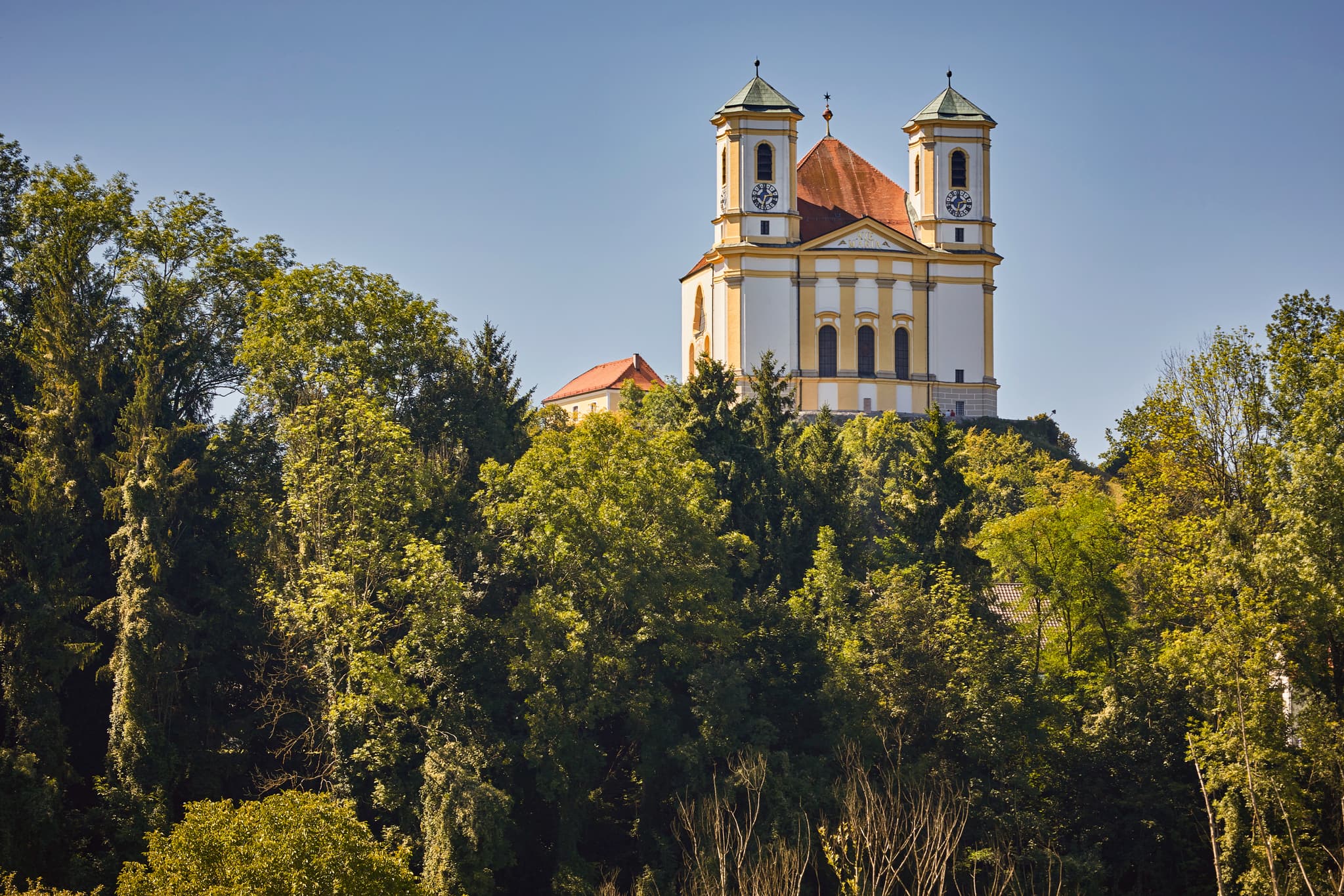 Marienberg Außen in Burghausen, Altötting, Oberbayern - Ansicht der Klosterkirche Marienberg, gelegen auf einem bewaldeten Hügel in Marienberg Außen, Burghausen, im Landkreis Altötting, Oberbayern, Inn-Salzach.