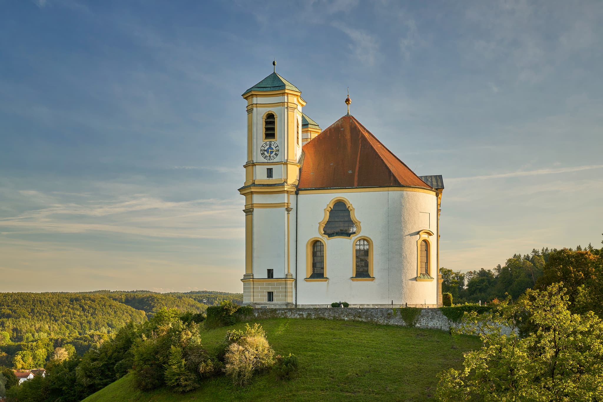 Marienberg, Burghausen, Altötting, Oberbayern, Inn-Salzach - Die Marienkirche auf dem Marienberg bei Burghausen in Oberbayern, Region Inn-Salzach, Deutschland, ist ein eindrucksvolles Beispiel sakraler Architektur.