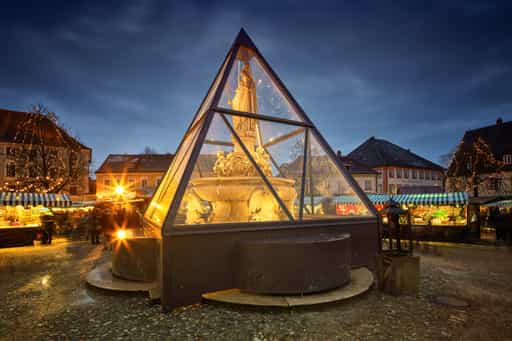 Marienbrunnen Einhausung, Kapellplatz Brunnen, Altötting