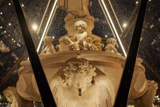 Marienbrunnen mit Einhausung, Kapellplatz Brunnen, Altötting