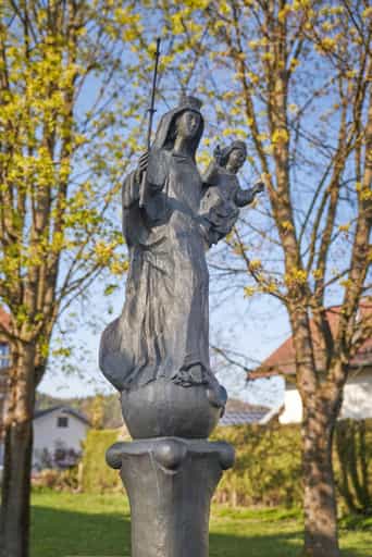 Marienstatue vor Kriche in Perach, Kreis Altötting