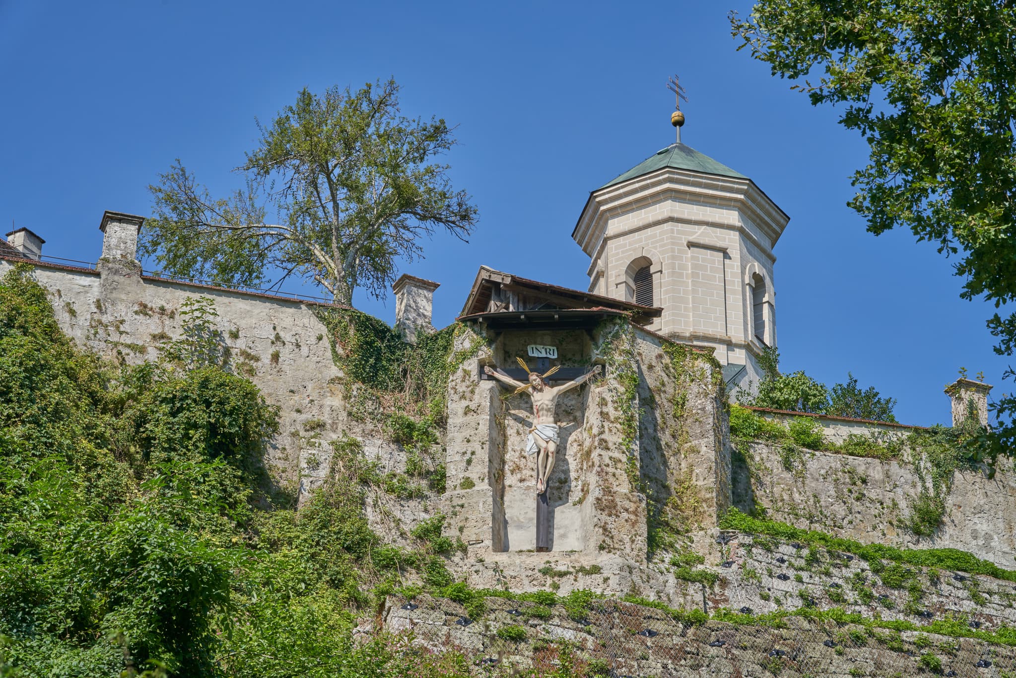 Marienweg, Raitenhaslach, Burghausen, Landkreis Altötting - Kreuzigungsgruppe am Marienweg in Raitenhaslach, Gemeinde Burghausen, Landkreis Altötting, Regierungsbezirk Oberbayern, Region Inn-Salzach, Bayern, Deutschland.
