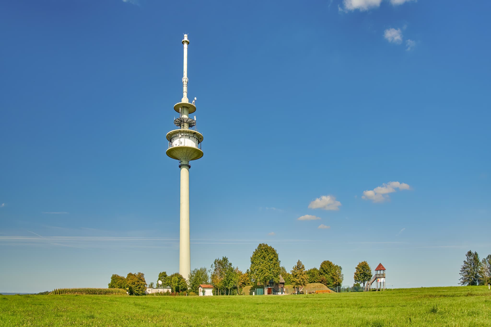 Markanter Funkturm Schnaitsee, Traunstein, Oberbayern - Funkturm auf grünen Wiesen in Schnaitsee, Gemeinde im Landkreis Traunstein, Oberbayern, Deutschland. Prägende Landschaft des Chiemgaus umgibt das Bauwerk.