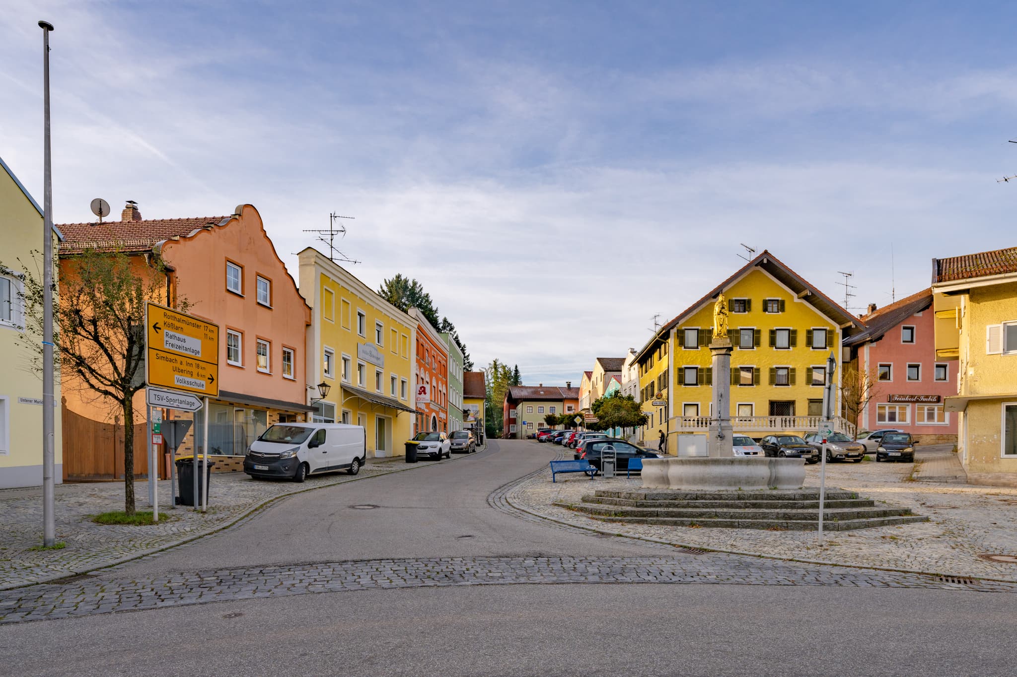 Marktplatz mit Brunnen in Triftern, Rottal-Inn, Niederbayern - Marktplatz in Triftern, Landkreis Rottal-Inn, Niederbayern, Holzland, Bäderdrieck, Bayern, Deutschland. Bild zeigt den Ortsmittelpunkt mit Brunnen und Kirche.