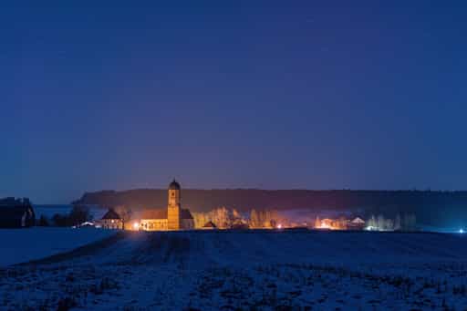 Martinskirchen bei Nacht mit Kirche im Winter, Rottal-Inn