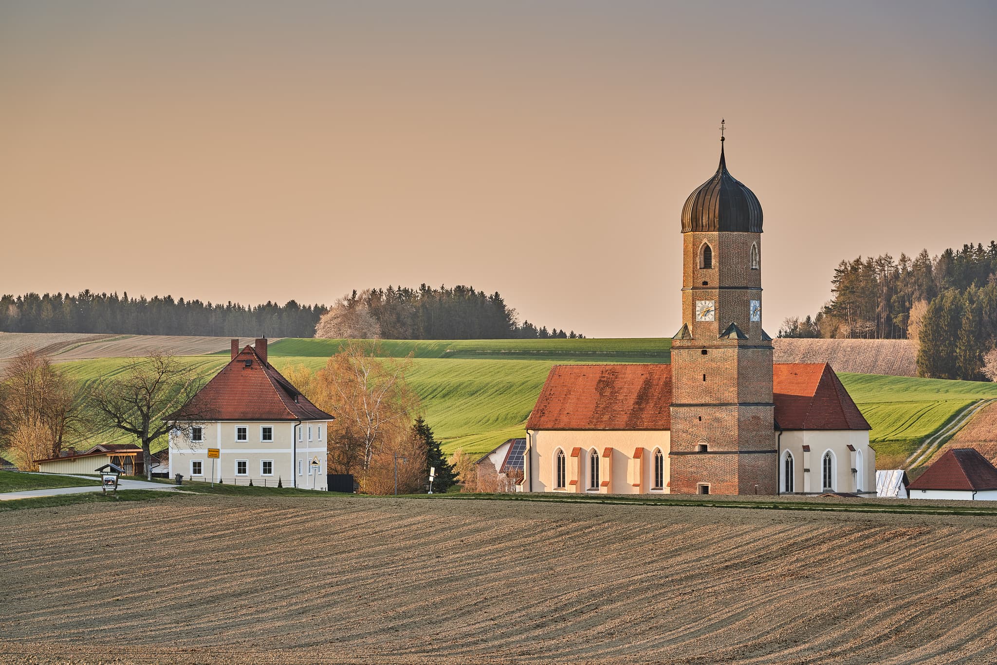 Martinskirchen, Kirche im Rottal-Inn, Niederbayern - Filialkirche St. Martinus Martinskirchen, Wurmannsquick, Rottal-Inn, Niederbayern, Deutschland. Kirche im Holzland, umgeben von Feldern und Wegen.
