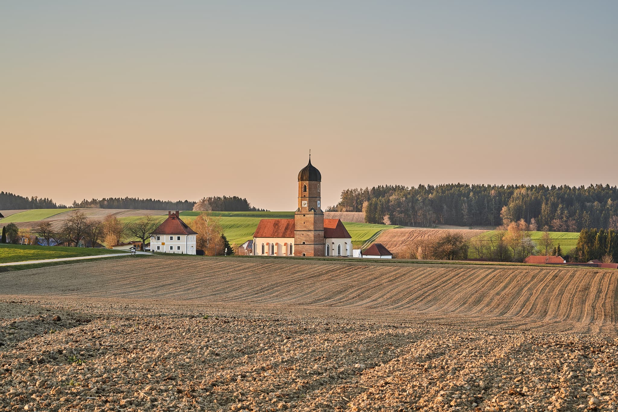 Martinskirchen, Kirche im Rottal-Inn, Niederbayern - Filialkirche St. Martinus Martinskirchen, Wurmannsquick, Rottal-Inn, Niederbayern, Deutschland. Kirche im Holzland, umgeben von Feldern und Wegen.