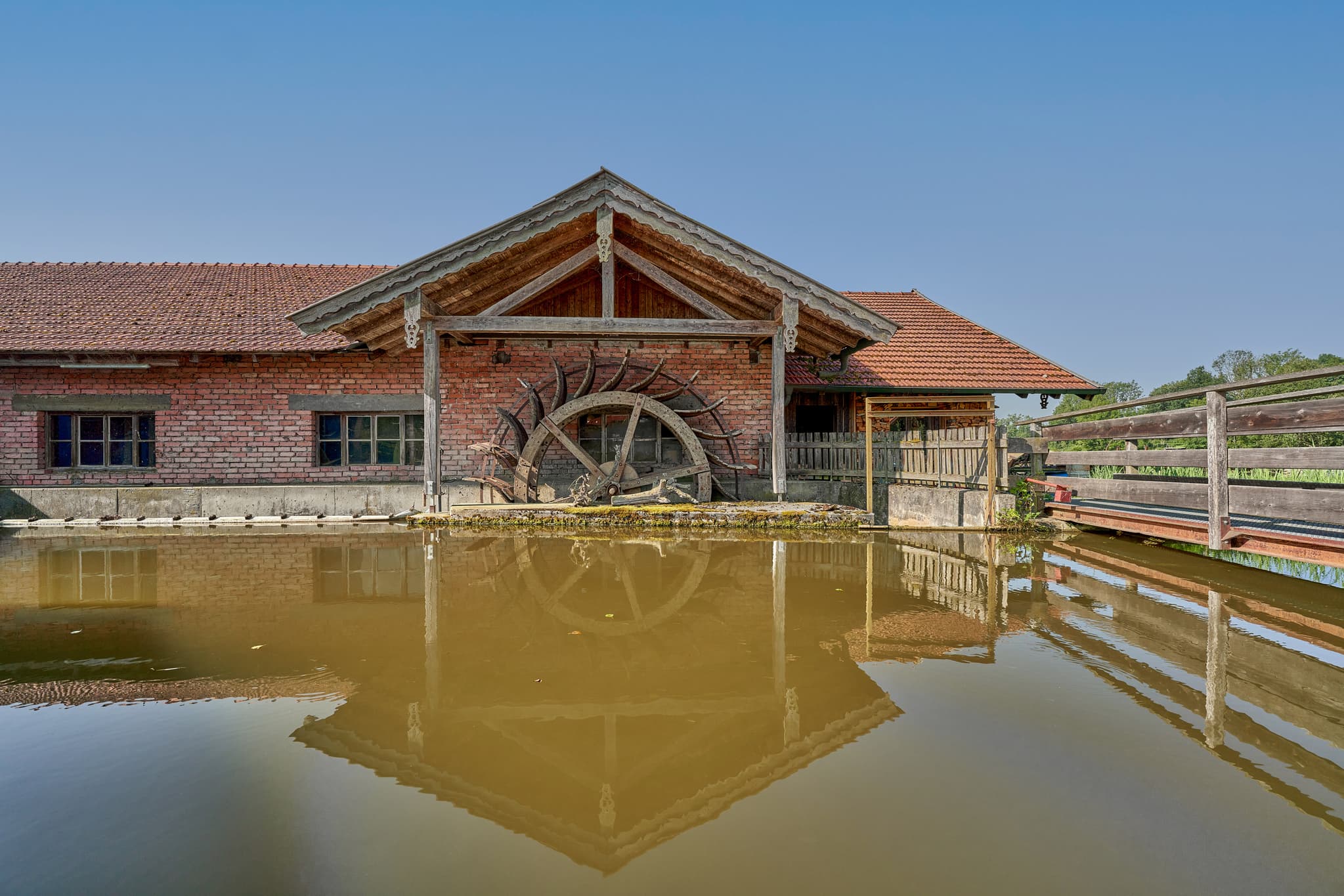 Maumühle Wasserrad, Erharting, Mühldorf am Inn, Oberbayern - Historisches Wasserrad der Maumühle in Erharting im Landkreis Mühldorf am Inn, Oberbayern, Region Inn-Salzach, Deutschland. Ein idyllisches Industriedenkmal.