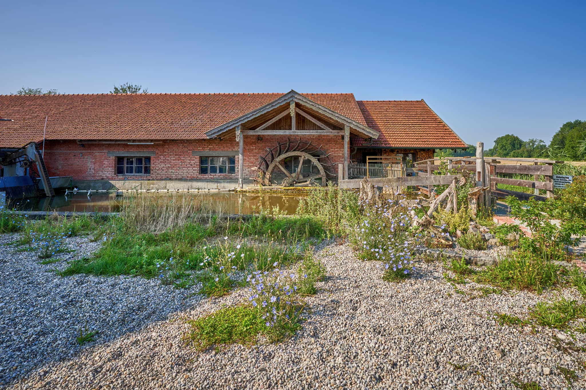 Maumühle Wasserrad Erharting, Mühldorf am Inn, Oberbayern - Historisches Wasserrad der Maumühle in Erharting, Landkreis Mühldorf am Inn, Oberbayern. Eine malerische Ansicht der Inn-Salzach Region in Deutschland.