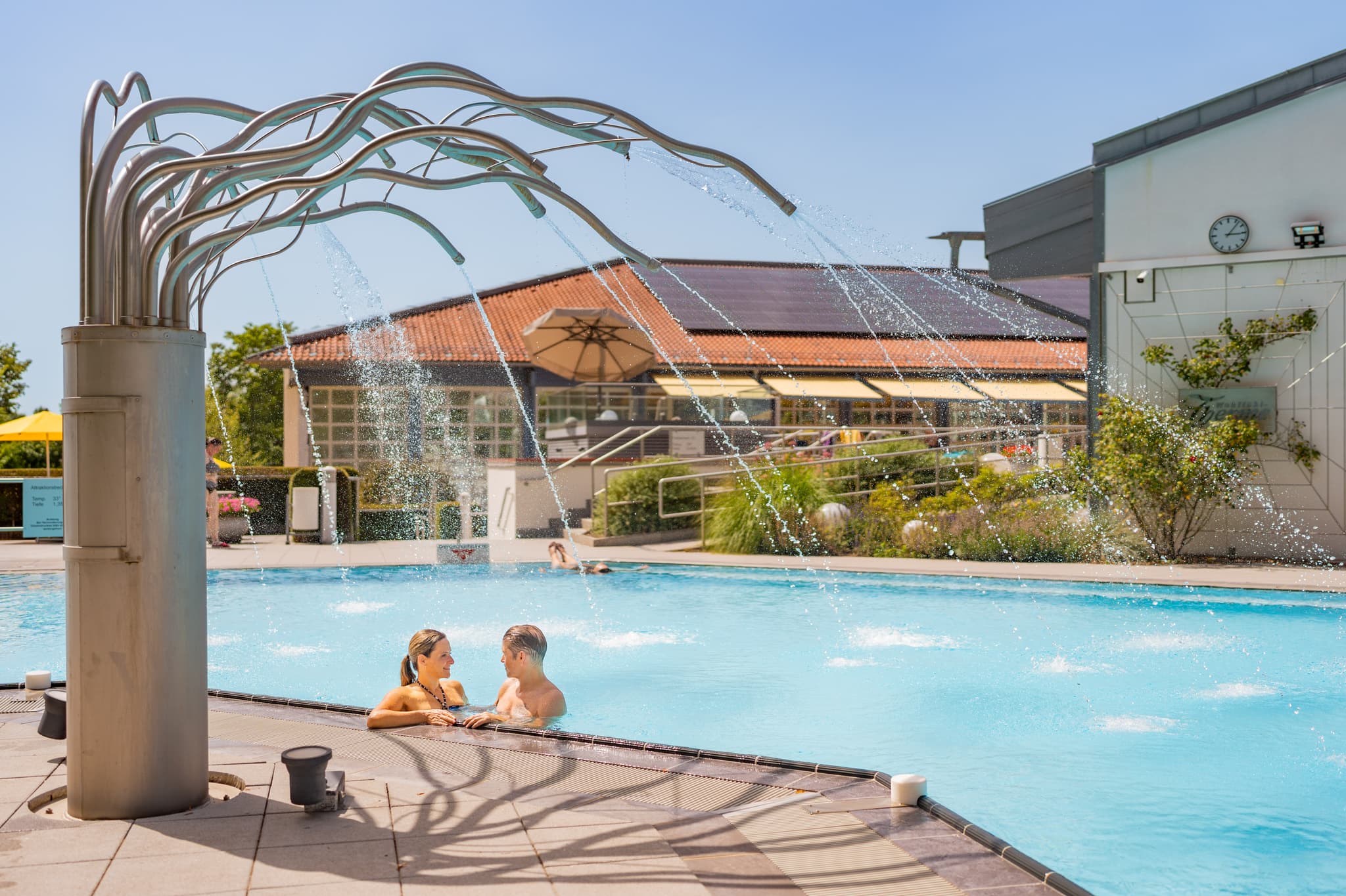 Medusa am Außenbecken der Therme Bad Griesbach, Passau - Doris und Harry entspannen im Pool der Wohlfühltherme in Bad Griesbach, Landkreis Passau, Niederbayern, Deutschland.