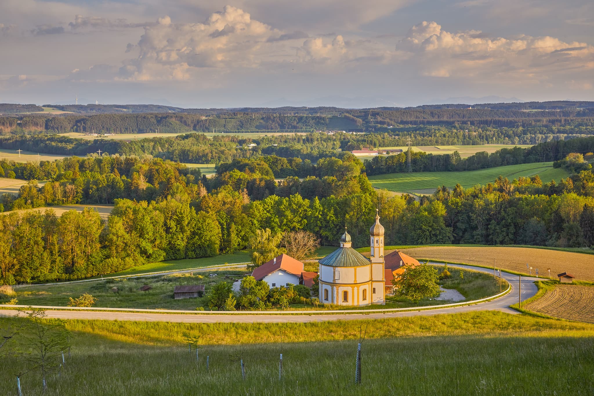 mit Rundkirche St.Peter Peterskirche, Berg Aussicht - Rundkirche St.Peter Peterskirche auf Berg Aussicht nahe Gars am Inn. Hügelige Landschaft mit Wäldern, Feldern. Mühldorf am Inn, Oberbayern, Inn-Salzach.