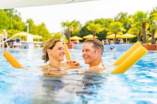Mit Schwimmnudeln umhertreiben, Wohlfühltherme bad Griesbach