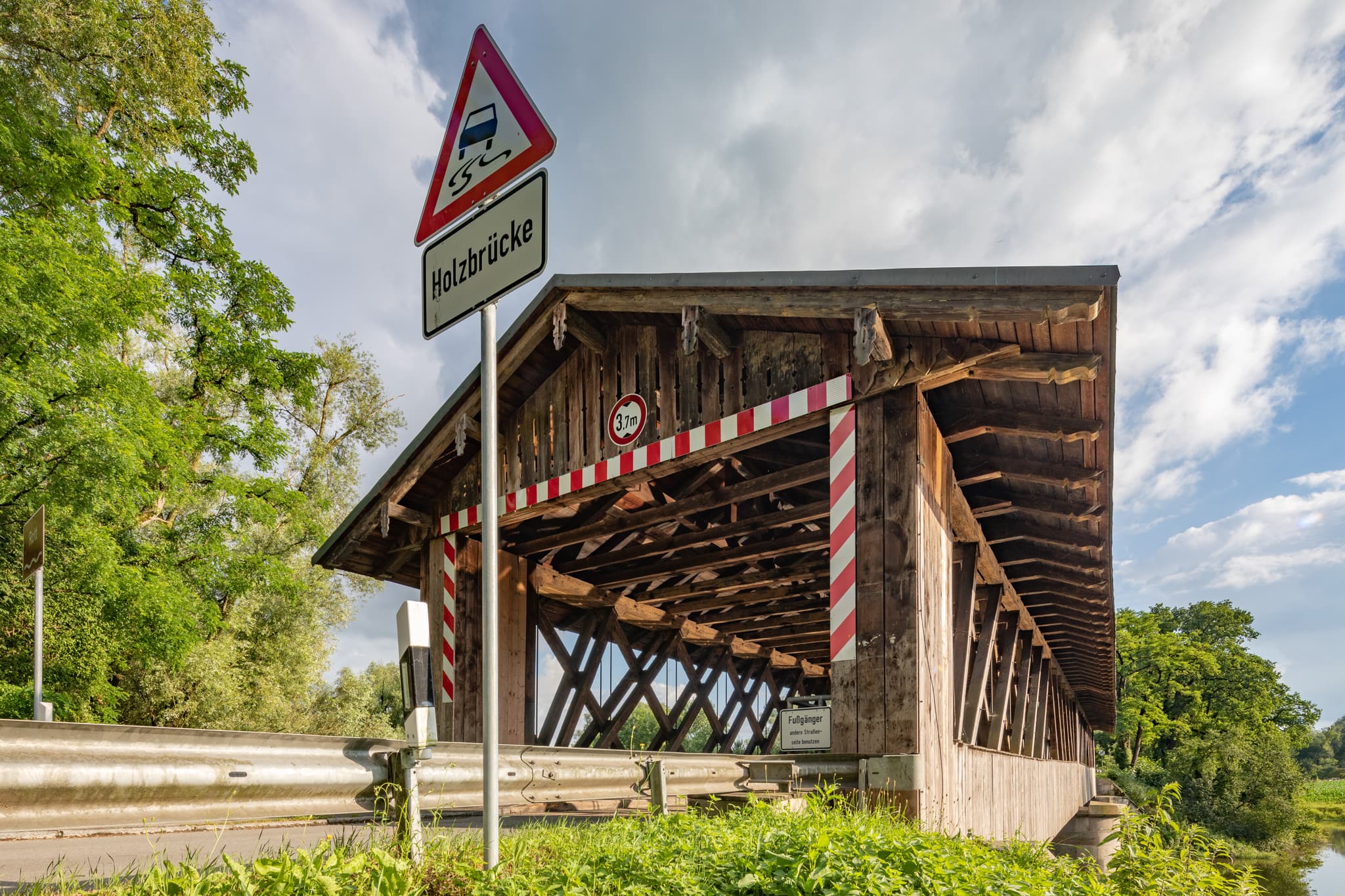 Mittich Holzbrücke Rottbrücke, Neuhaus a. Inn, Passau - Die historische Mittich Holzbrücke Rottbrücke in Neuhaus am Inn, Landkreis Passau, Niederbayern (Inn-Salzach), Deutschland. Traditionelle Holzbaukunst.