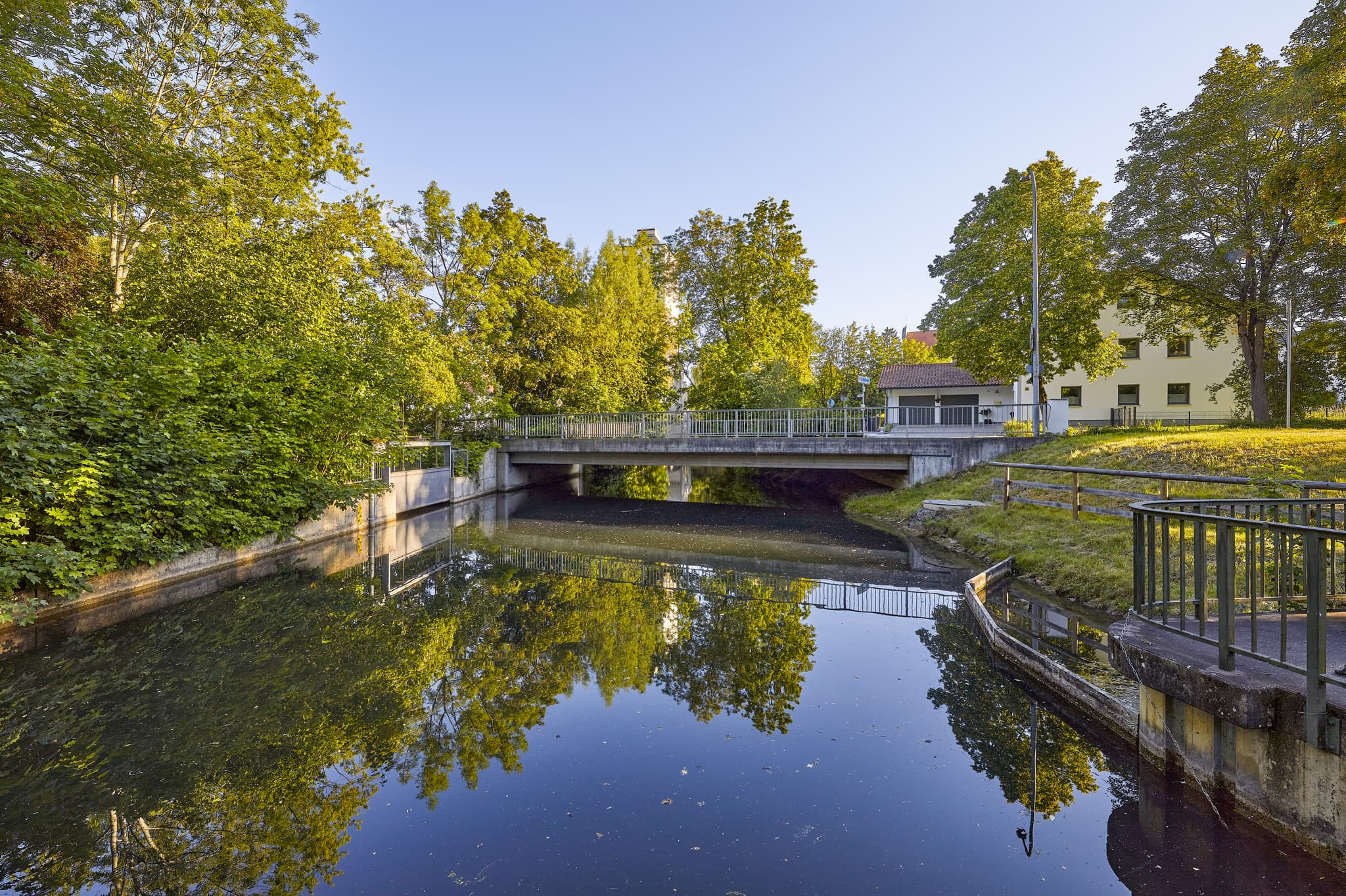 Mörnbach Brücke am Natur-Erlebnispfad, Gries,Altötting - Blick von der Mörnbachbrücke, Natur-Erlebnispfad in Gries, Altötting, Region Inn-Salzach, Oberbayern.