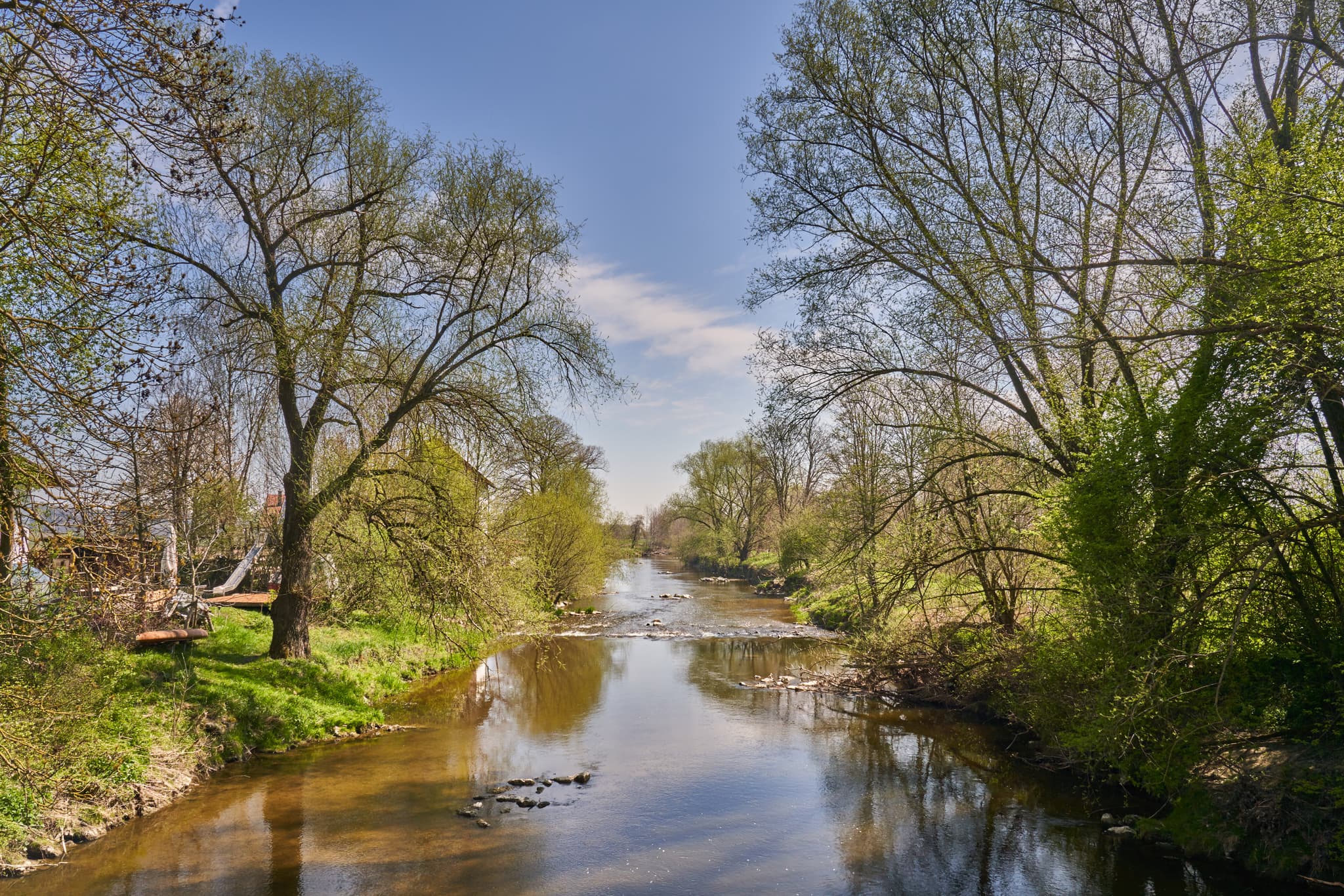 Mößling Isen, Mühldorf am Inn, Oberbayern, Inn-Salzach - Isen mit grüner Ufervegetation und Bäumen in Mößling, Mühldorf am Inn. Landschaft in Oberbayern, Deutschland, liegt in der Region Inn-Salzach.