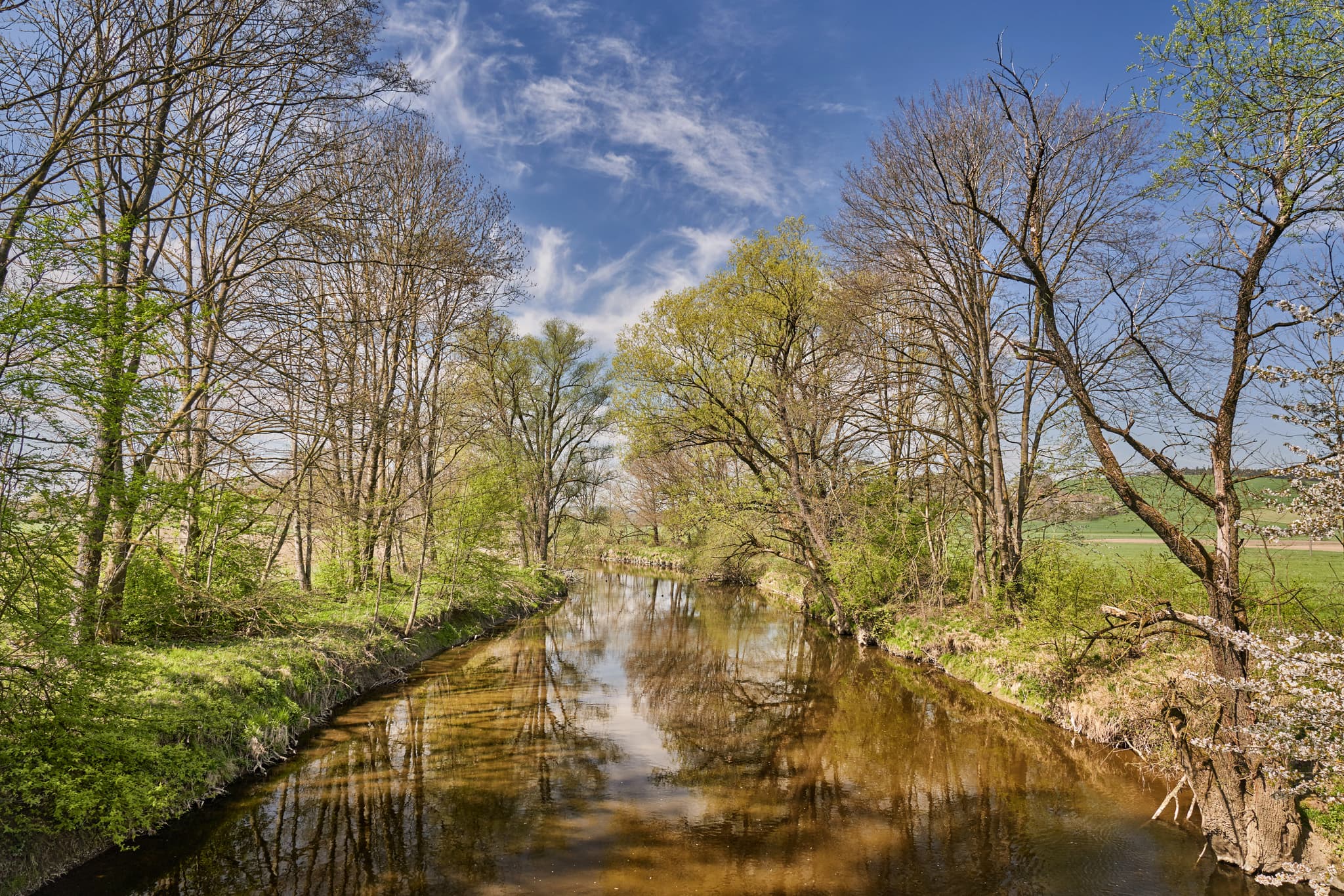 Mößling Isen, Mühldorf am Inn, Oberbayern, Inn-Salzach - Idyllische Isen Flusslandschaft bei Mößling, Mühldorf am Inn, Oberbayern. Ruhiger Bachlauf mit Bäumen und grüner Ufervegetation.