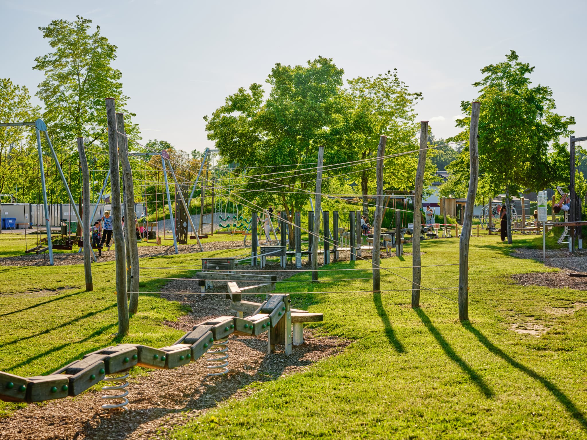 Motorikpark Spielplatz, Lindach, Altötting, Oberbayern - Der Motorikpark Spielplatz in Lindach, einem Ortsteil von Burghausen im Landkreis Altötting, Oberbayern, bietet vielfältige Bewegungsmöglichkeiten.