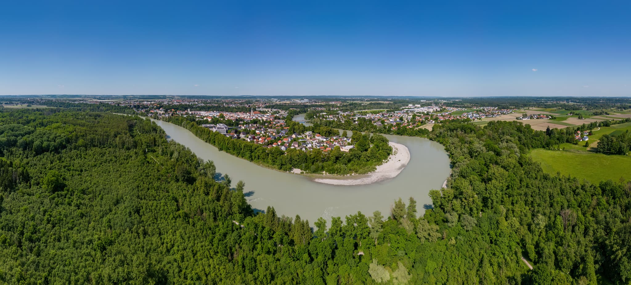 Mühldorf am Inn, Luftbild vom Naturerlebnisweg Innaue - Luftbild von Mühldorf am Inn in Oberbayern, Deutschland. Der Inn schlängelt sich durch grüne Wälder. Im Hintergrund ist die Stadt Mühldorf zu sehen.